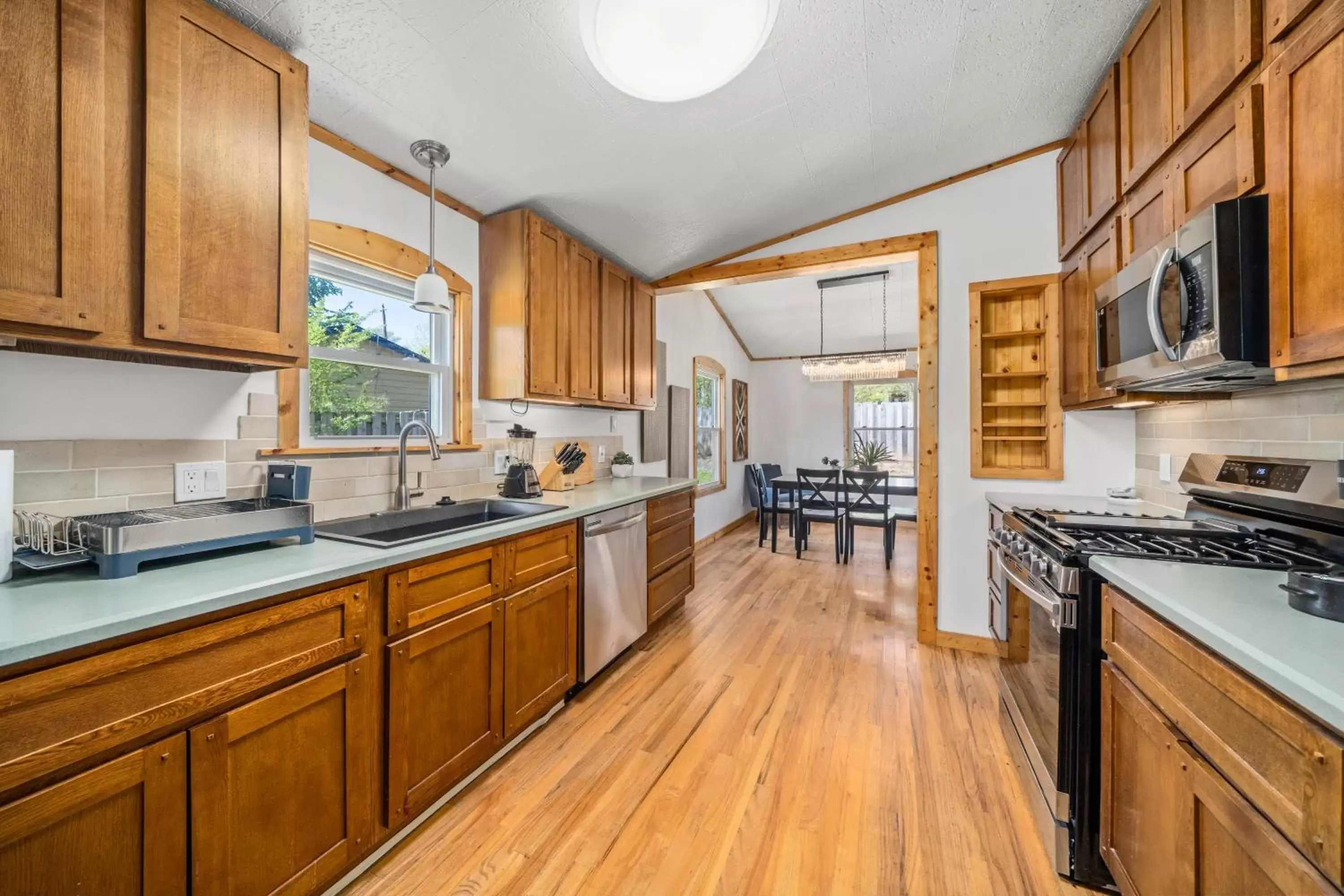 Dining area, Kitchen/Kitchenette in CedarWood Inn