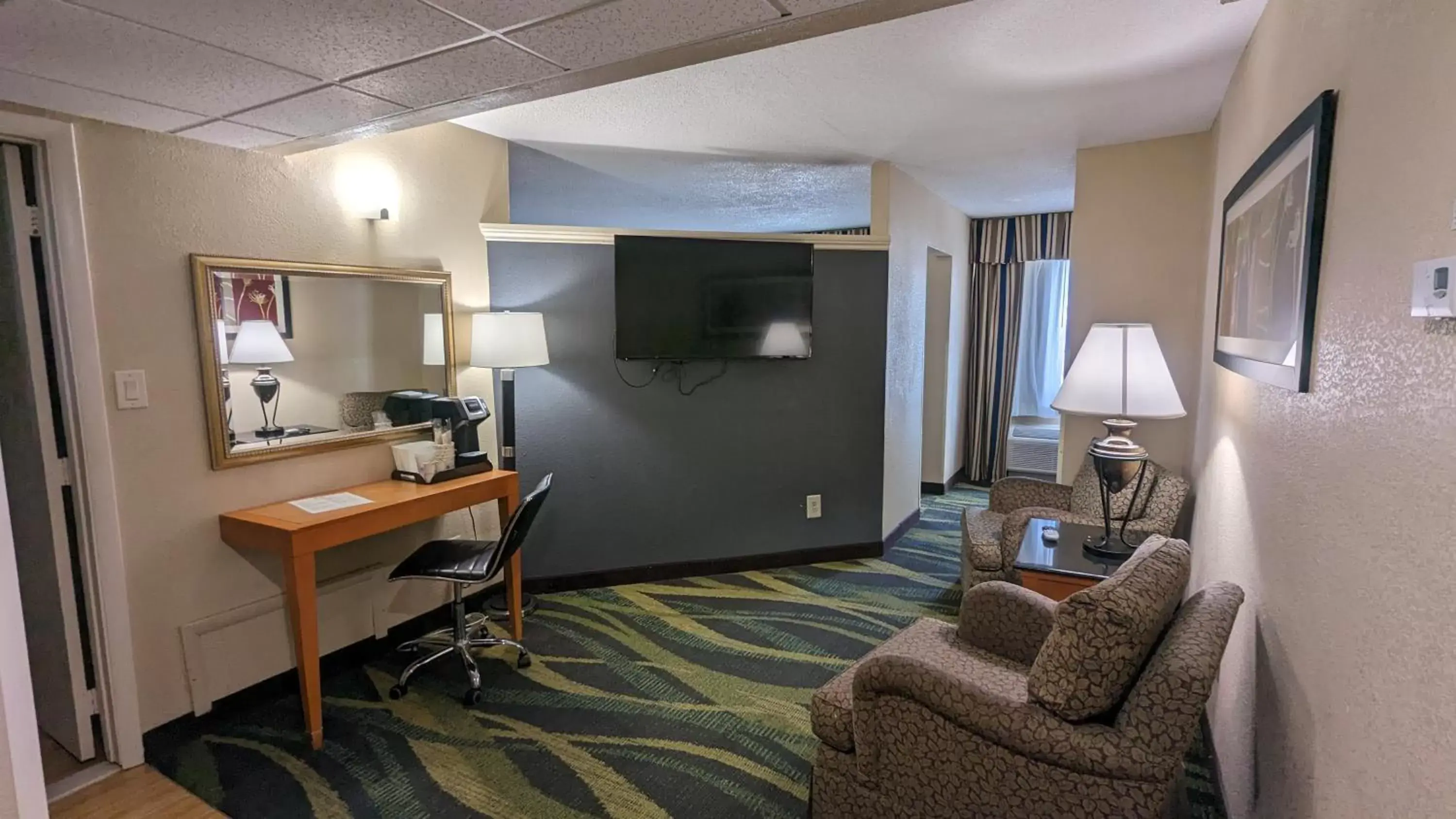 Living room, TV/Entertainment Center in Best Western Plus Philadelphia Bensalem Hotel