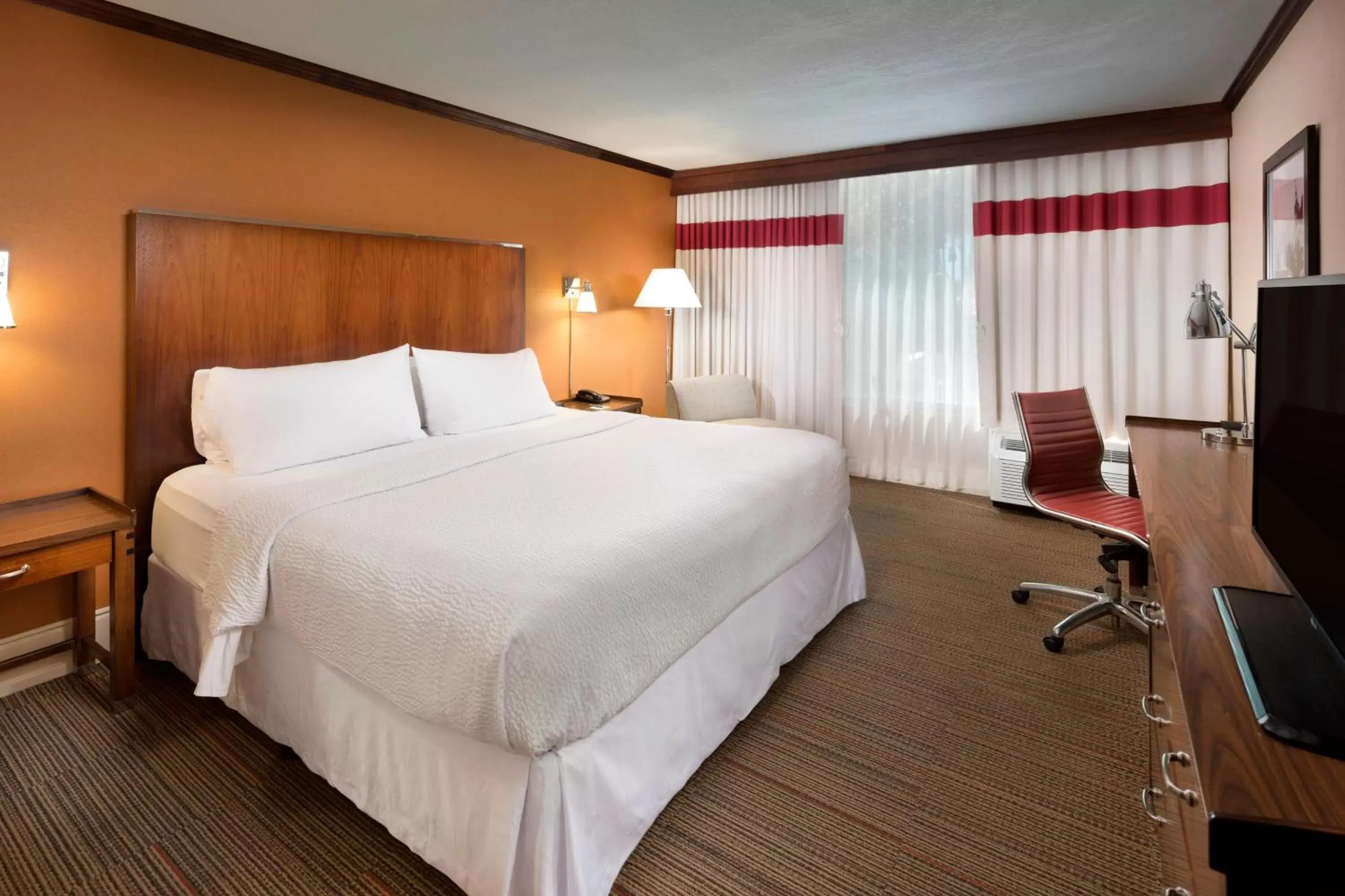 Photo of the whole room, Bed in Four Points by Sheraton Kansas City Airport