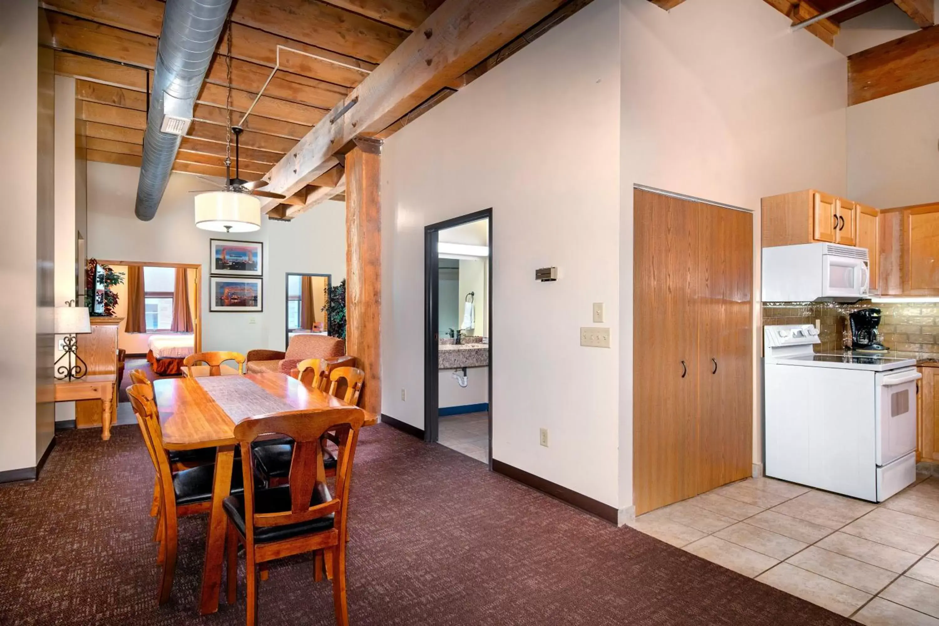 Kitchen or kitchenette, Kitchen/Kitchenette in The Suites Hotel at Waterfront Plaza