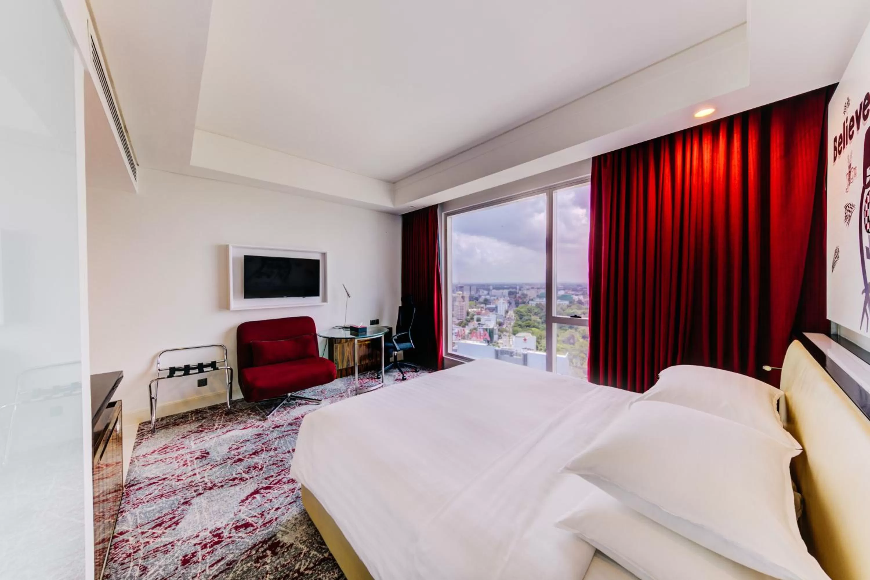 Photo of the whole room, Bed in Cinnamon Red Colombo