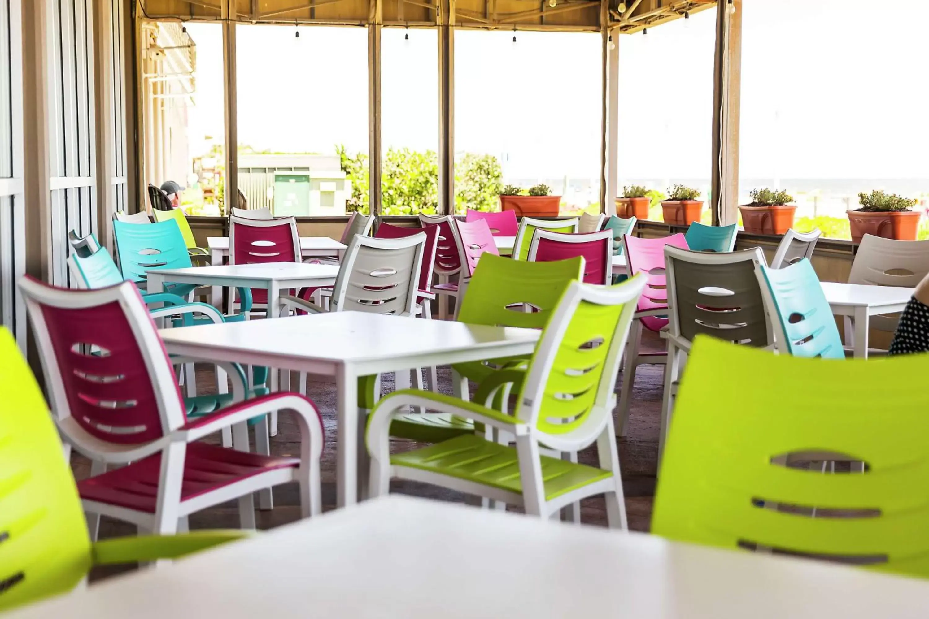 Patio, Restaurant/Places to Eat in Hampton Inn Virginia Beach Oceanfront North