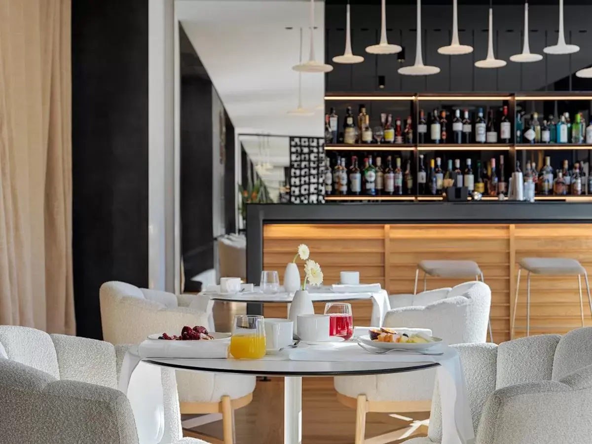 Lounge or bar in H10 Port Vell 4* Sup Lounge or bar in H10 Port Vell 4* Sup