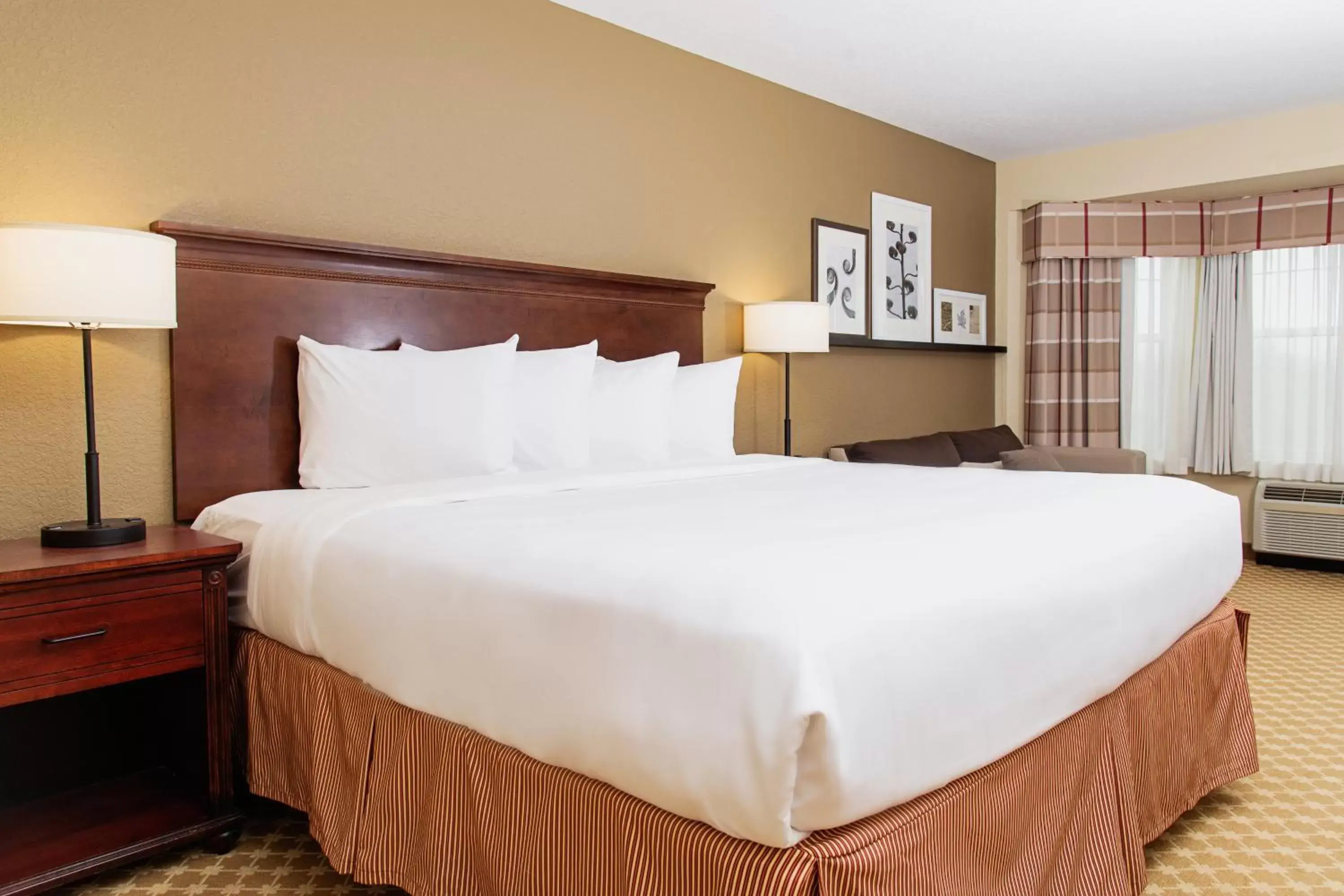 Bed in Country Inn & Suites by Radisson, Milwaukee West (Brookfield), WI