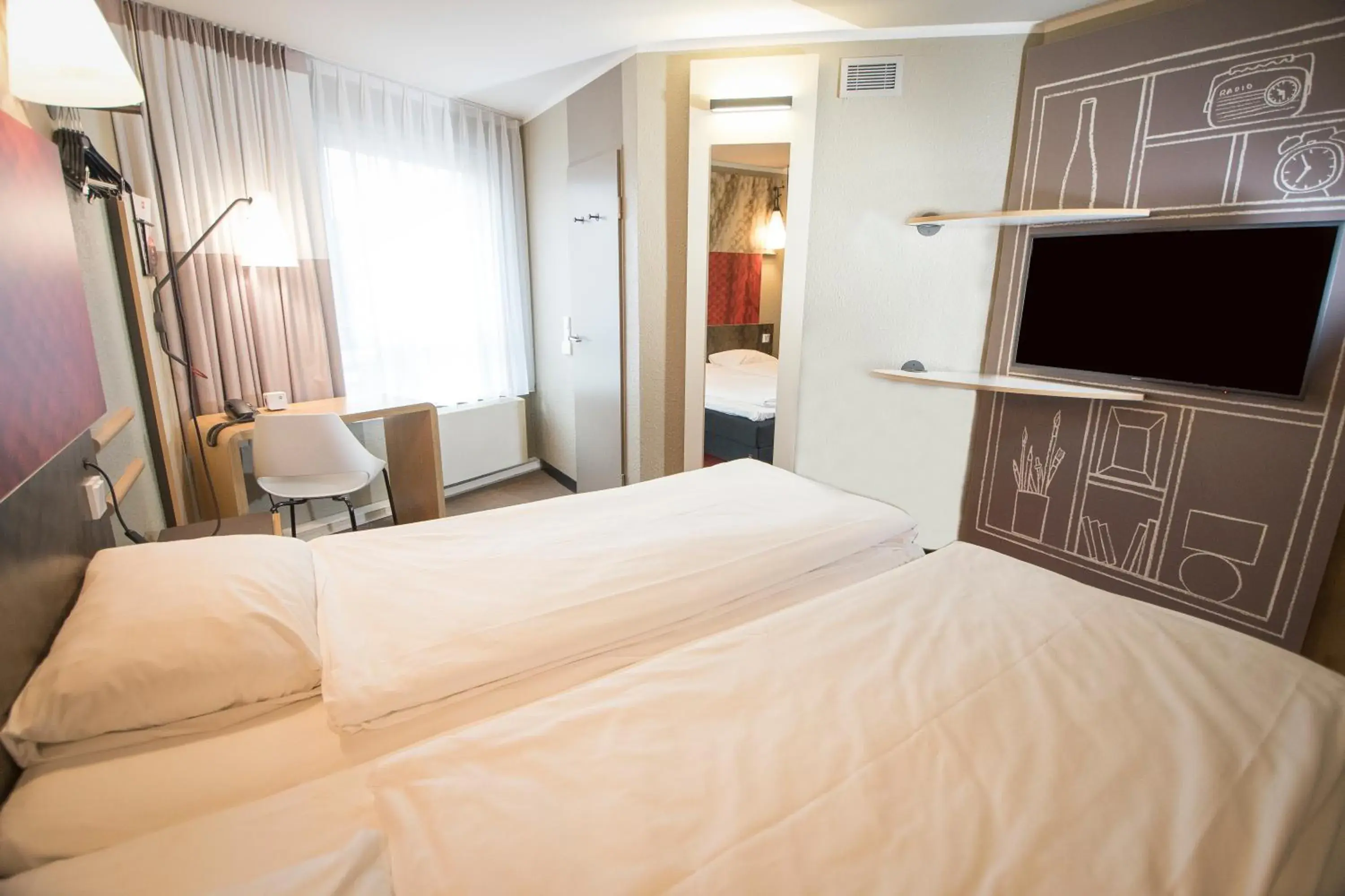 Photo of the whole room, Bed in ibis Köln Centrum