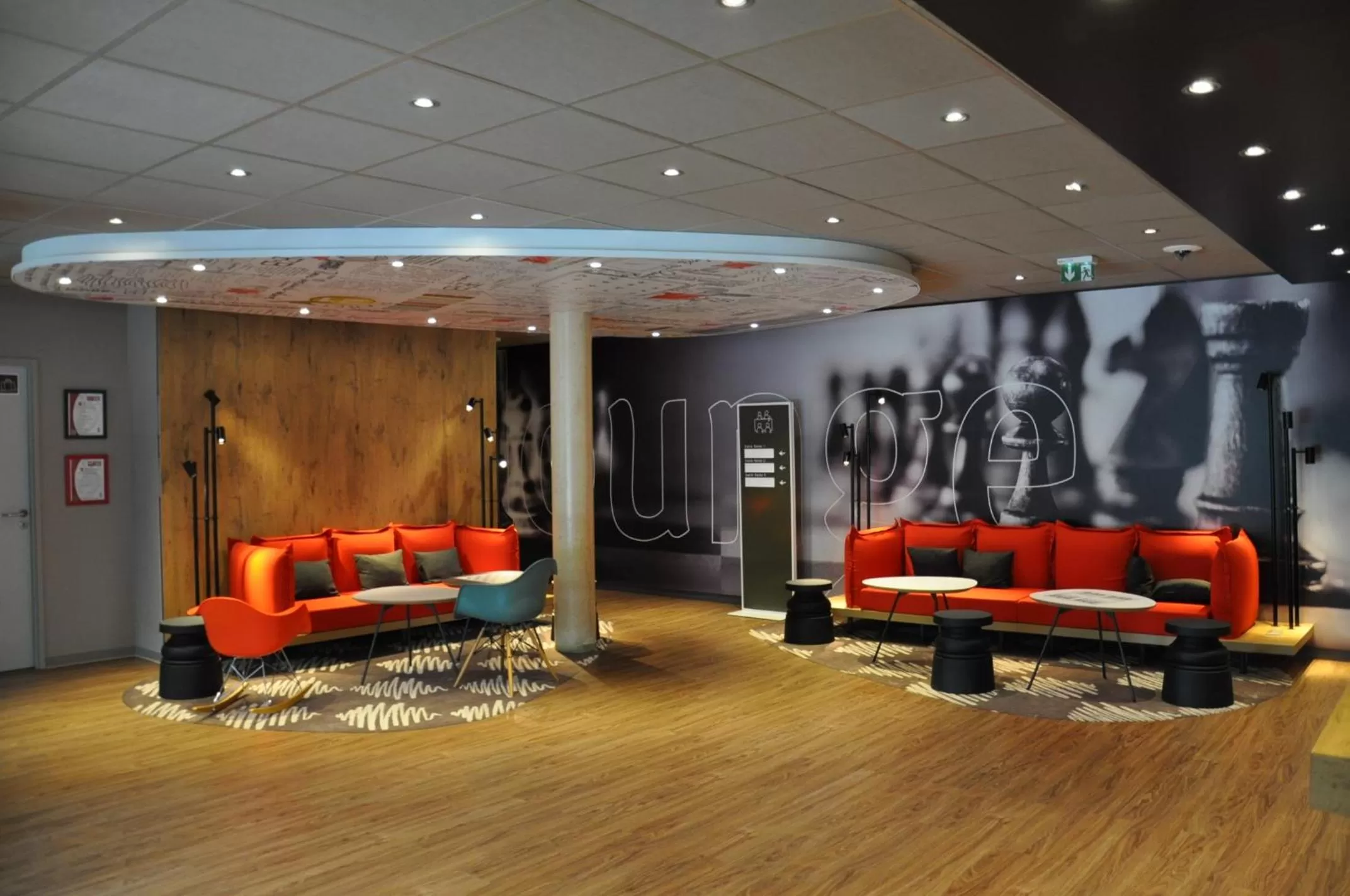 Seating area in ibis Troyes Centre