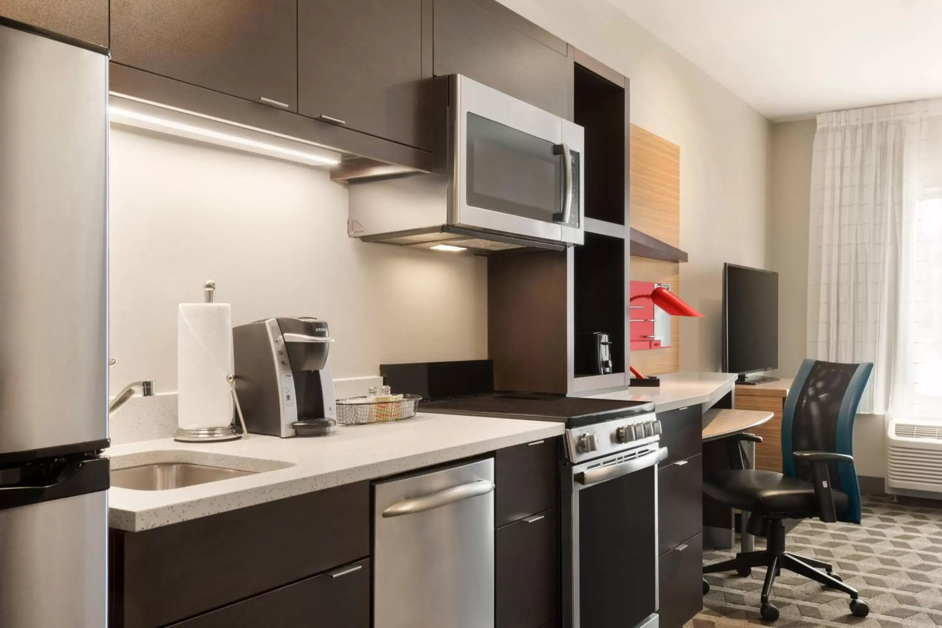 Bedroom, Kitchen/Kitchenette in TownePlace Suites by Marriott Dubuque Downtown
