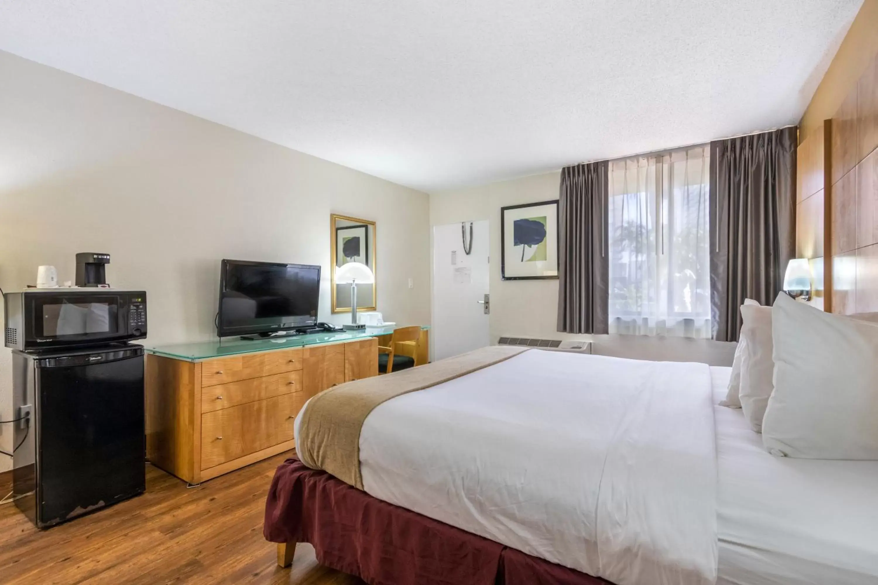 Photo of the whole room, TV/Entertainment Center in Ocean Reef Hotel