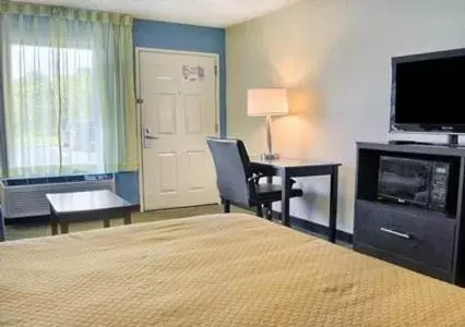 TV and multimedia, TV/Entertainment Center in Quality Inn Thornburg