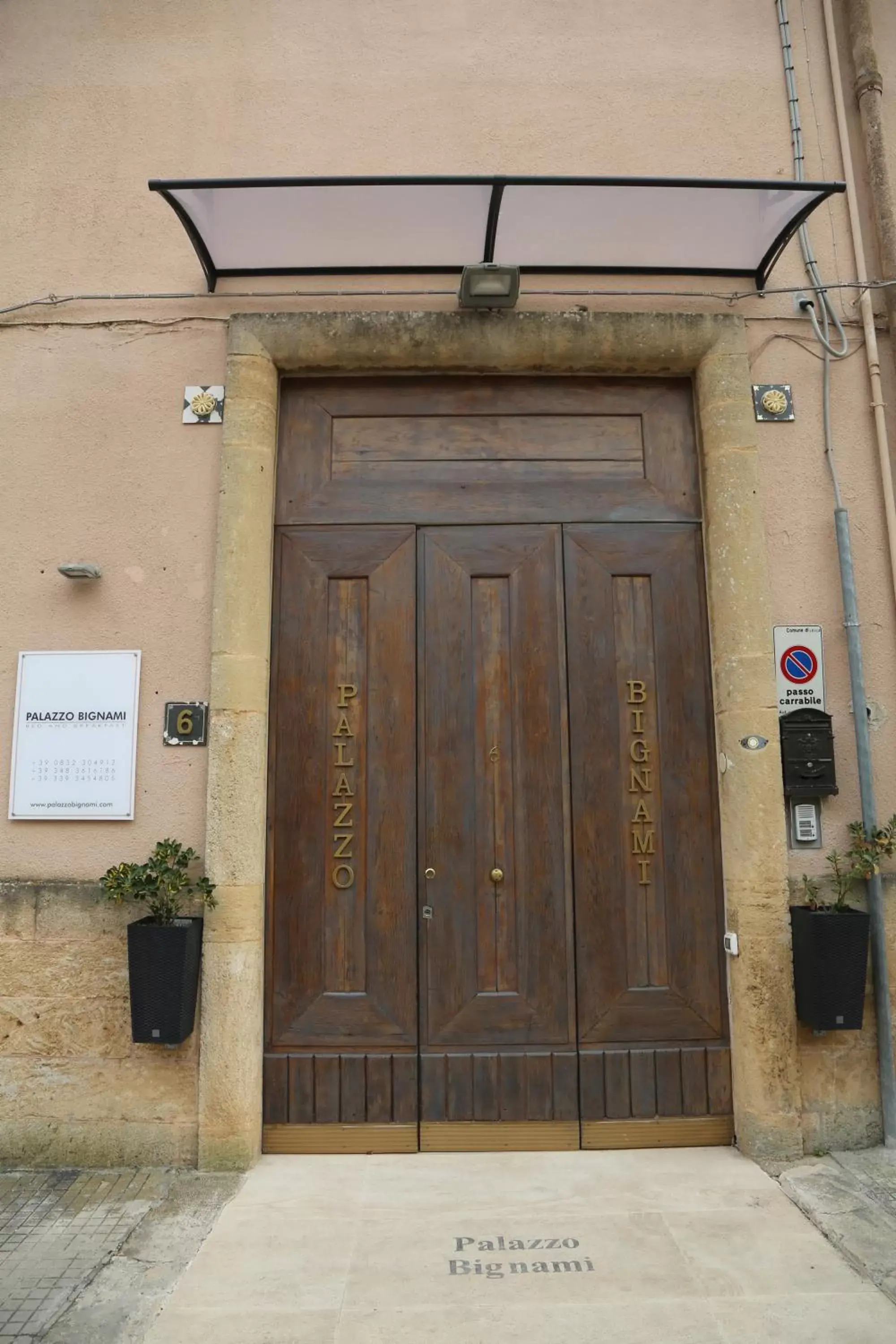 Facade/Entrance in Palazzo Bignami