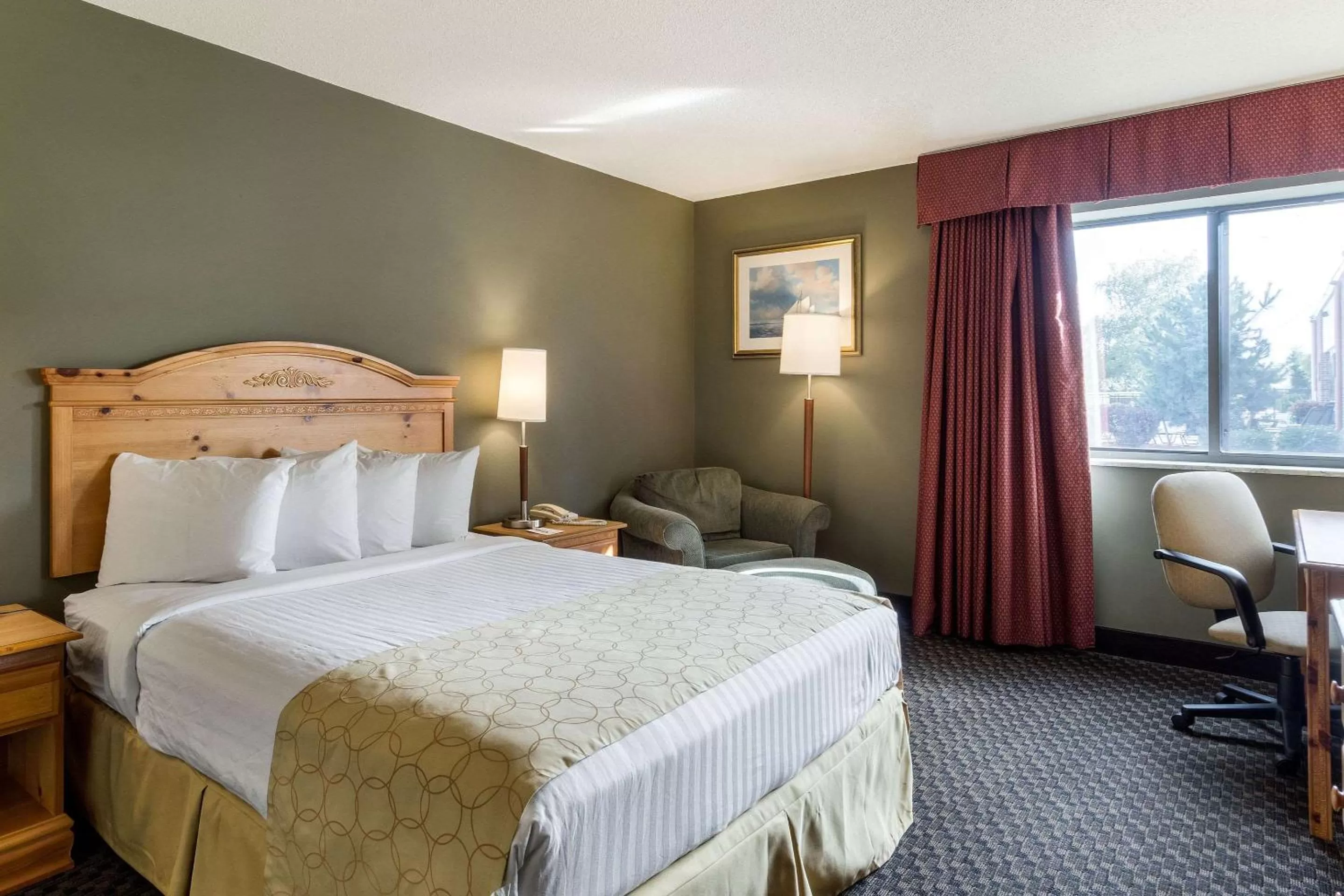 Photo of the whole room, Bed in Clarion Hotel Seekonk - Providence