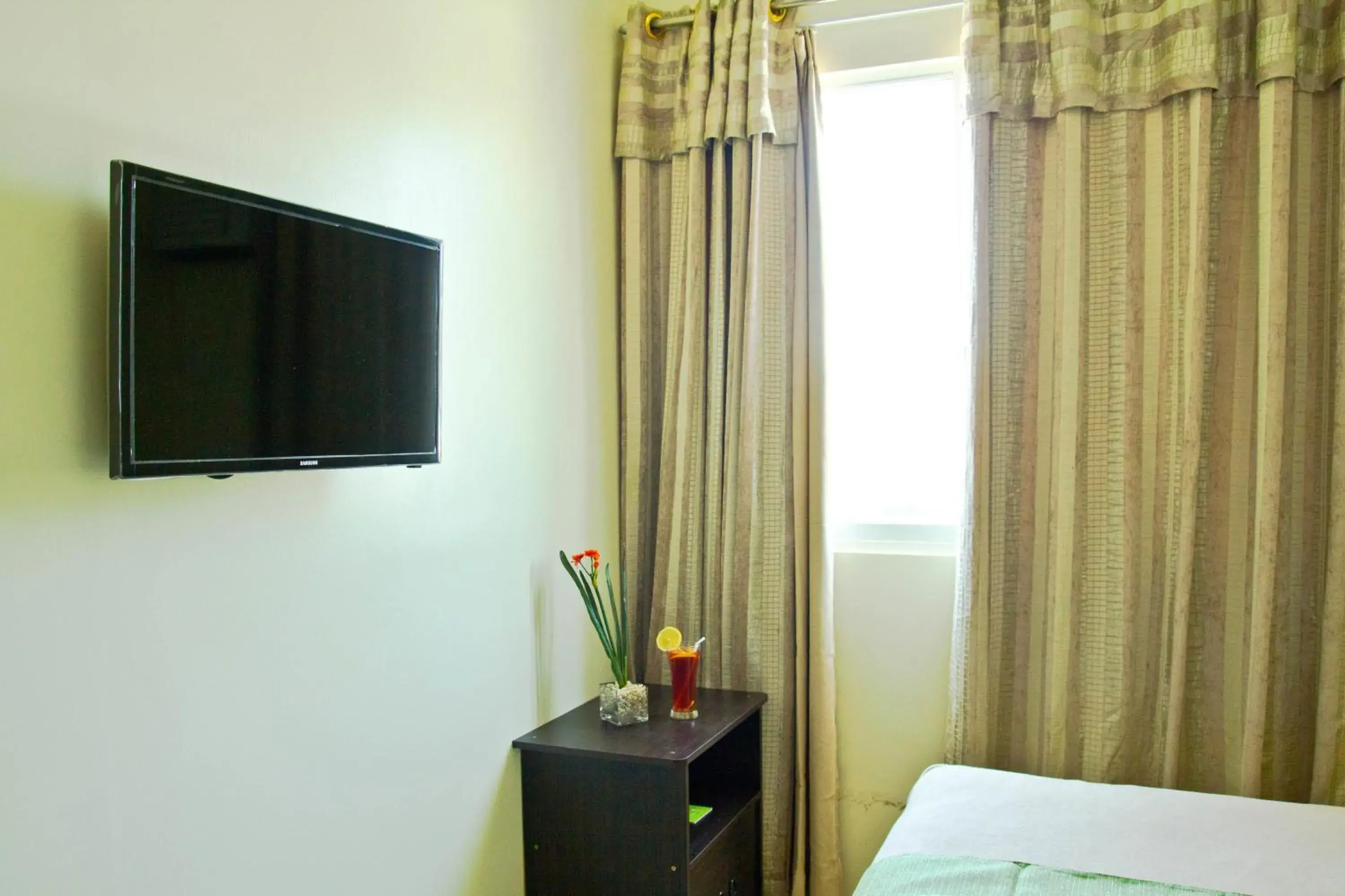Bedroom, TV/Entertainment Center in Canberry Hotel