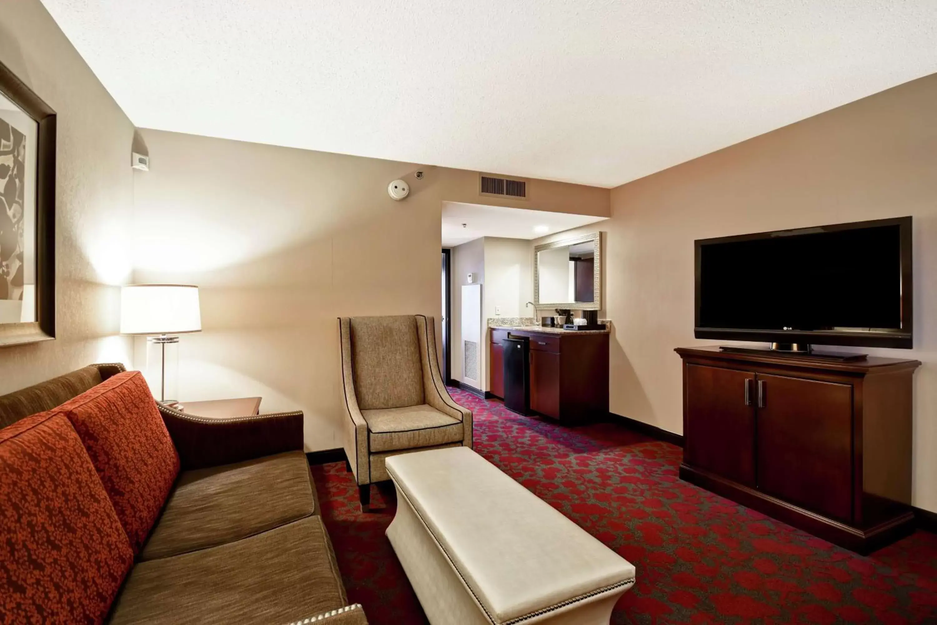 Bedroom, TV/Entertainment Center in Embassy Suites by Hilton Dulles Airport