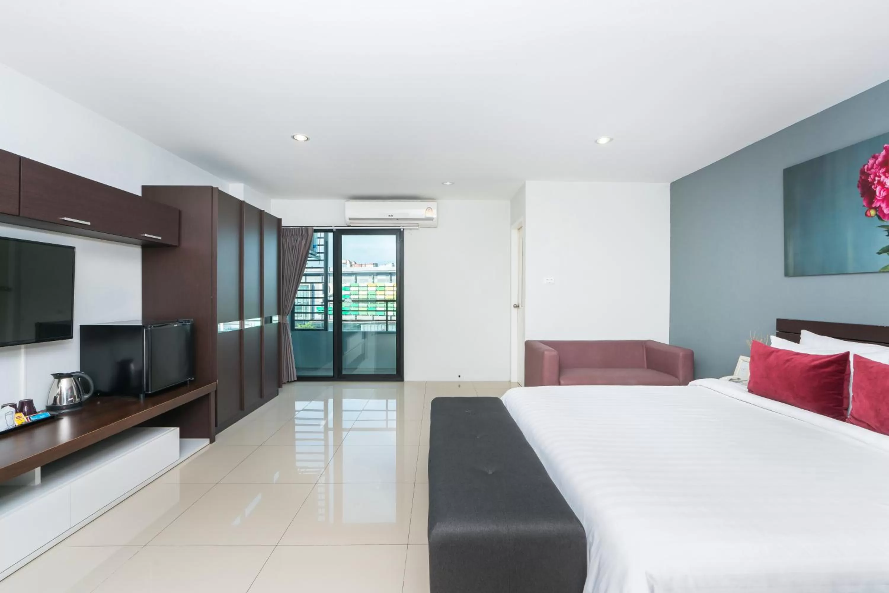 Photo of the whole room, Bed in De Botan Srinakarin Hotel & Residence