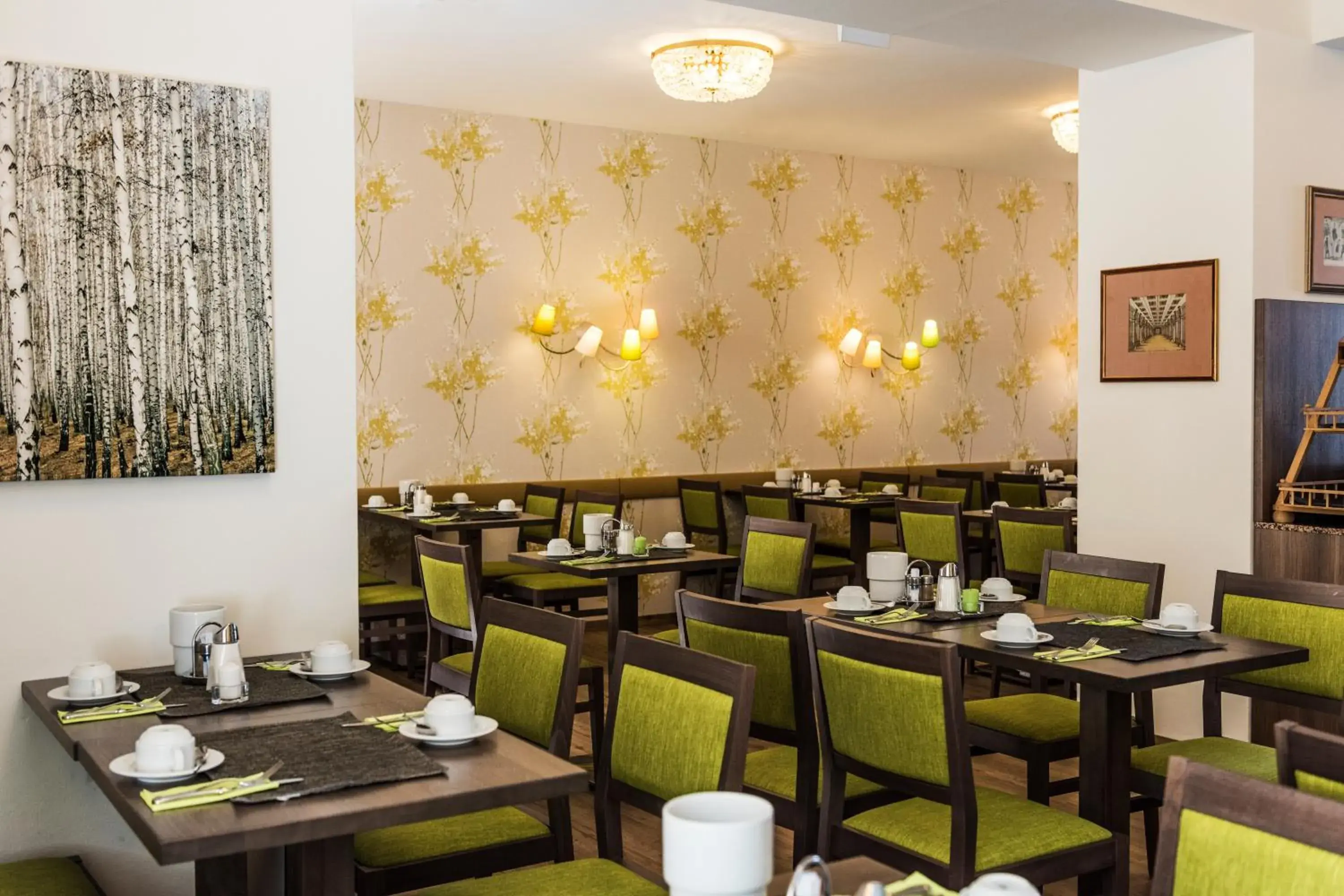Restaurant/Places to Eat in Goldenes Theater Hotel Salzburg