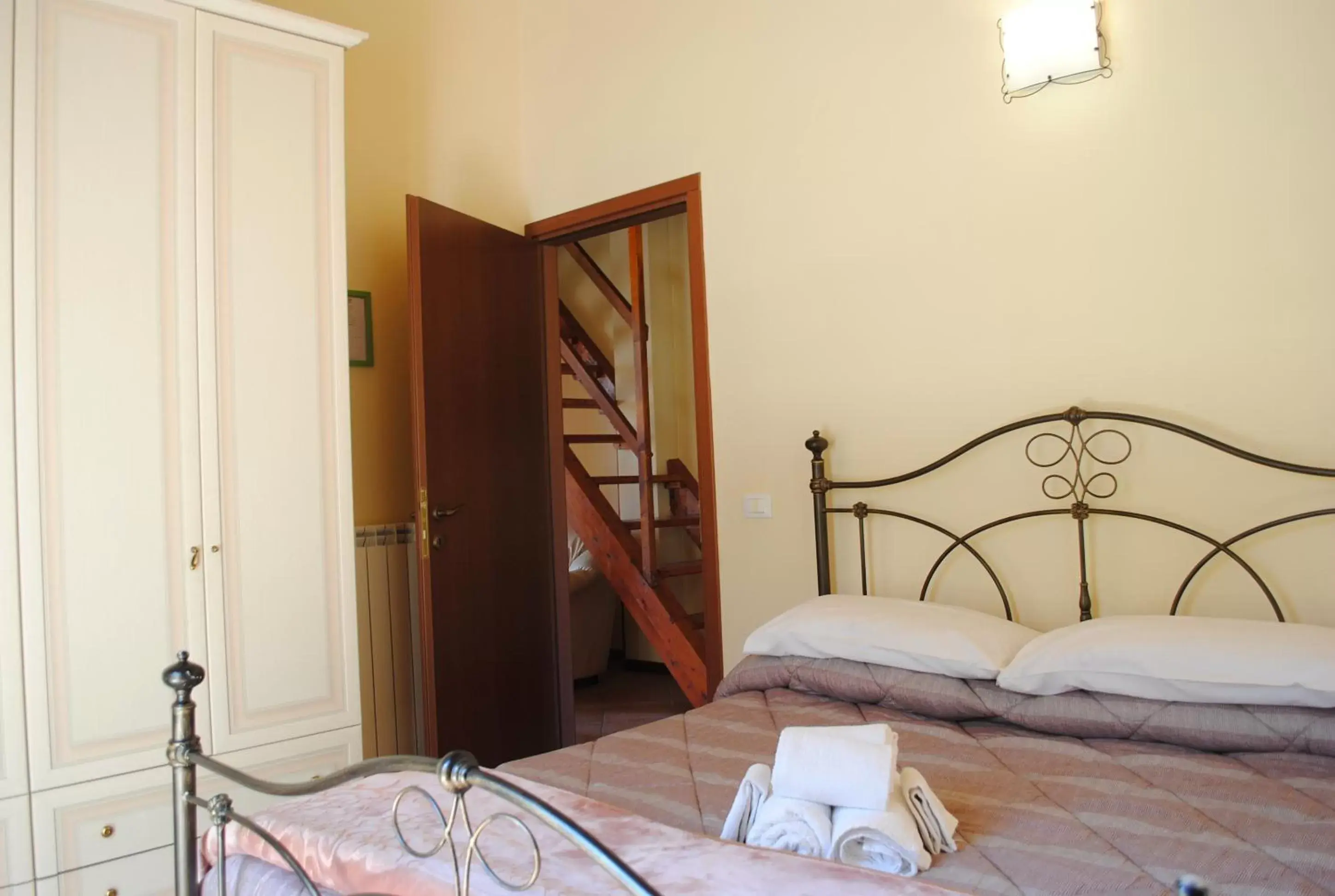 Photo of the whole room, Bed in AGRITURISMO MELOGRANO D'ORO