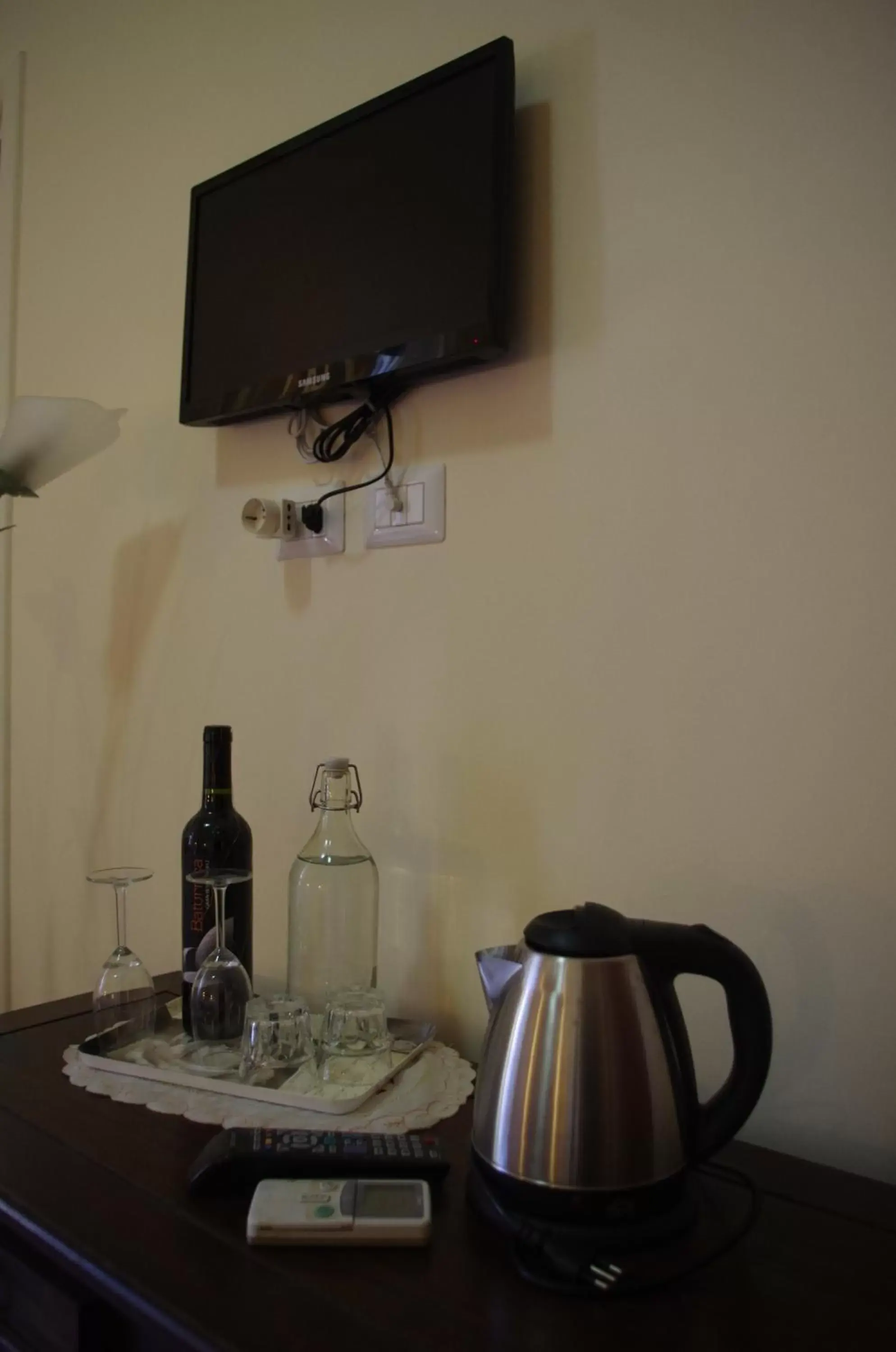 Coffee/tea facilities, TV/Entertainment Center in Tucci's Roma Guest House