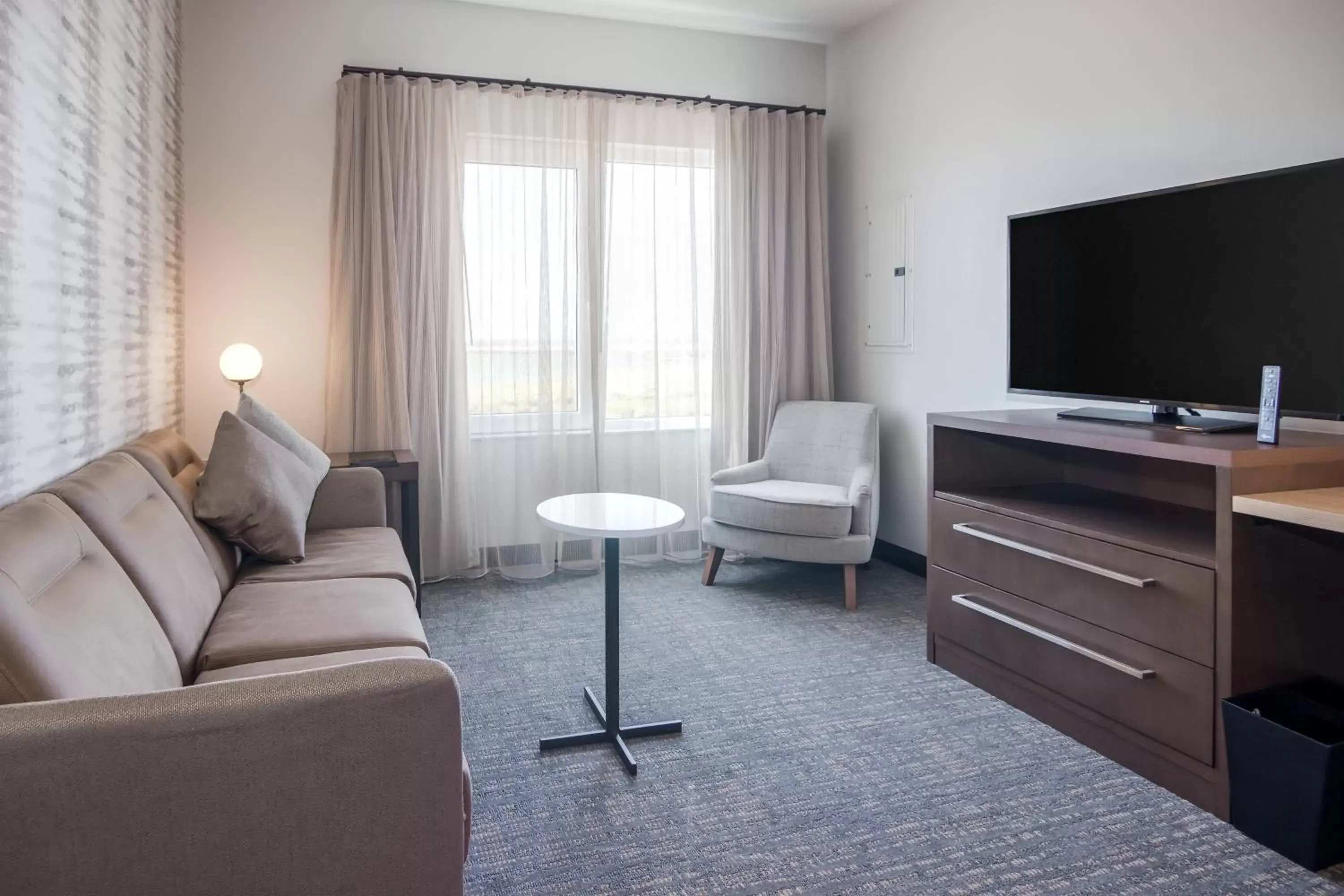 Bedroom, TV/Entertainment Center in Residence Inn by Marriott San Jose North/Silicon Valley