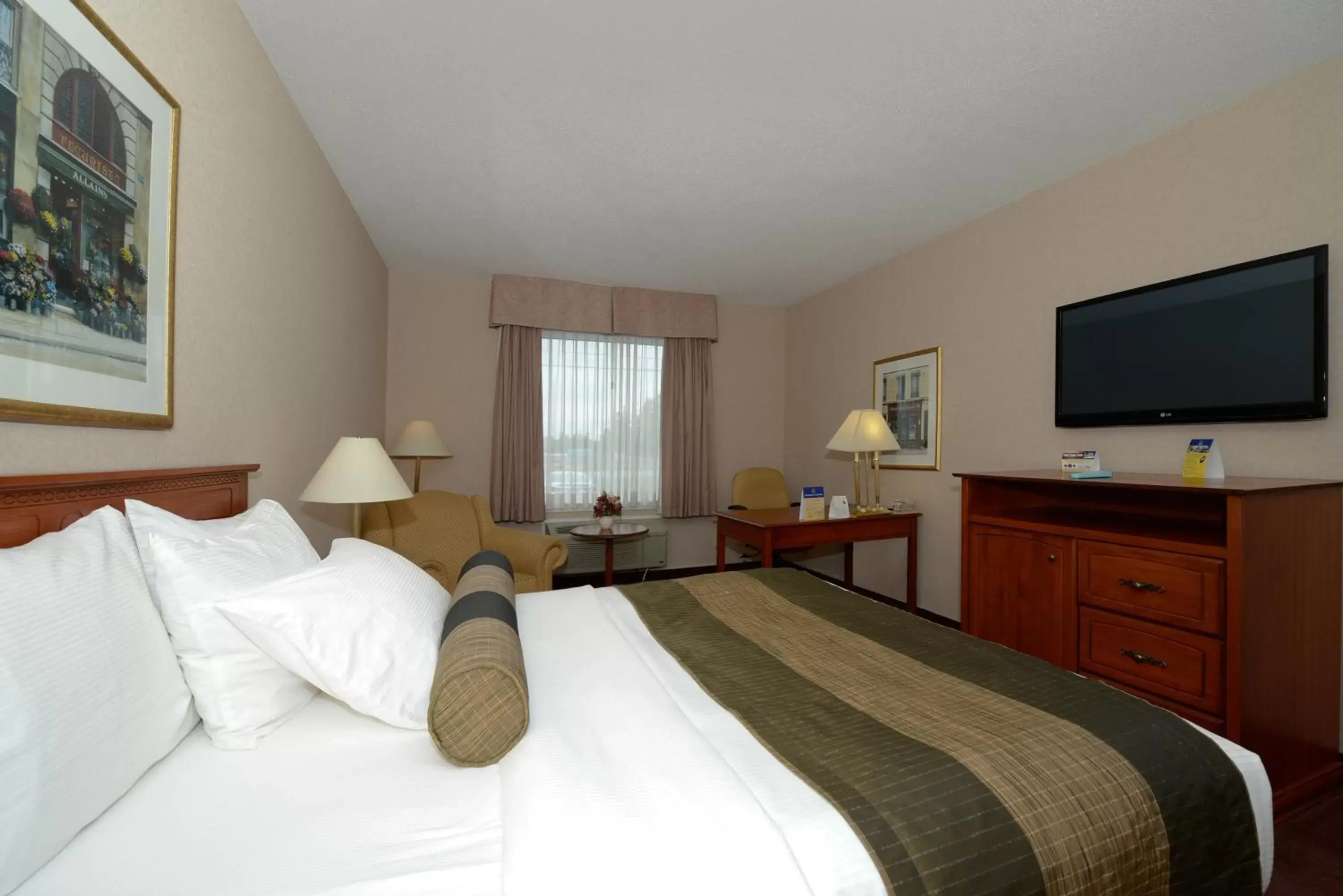 Business King Room in Quality Inn & Suites Hawkesbury