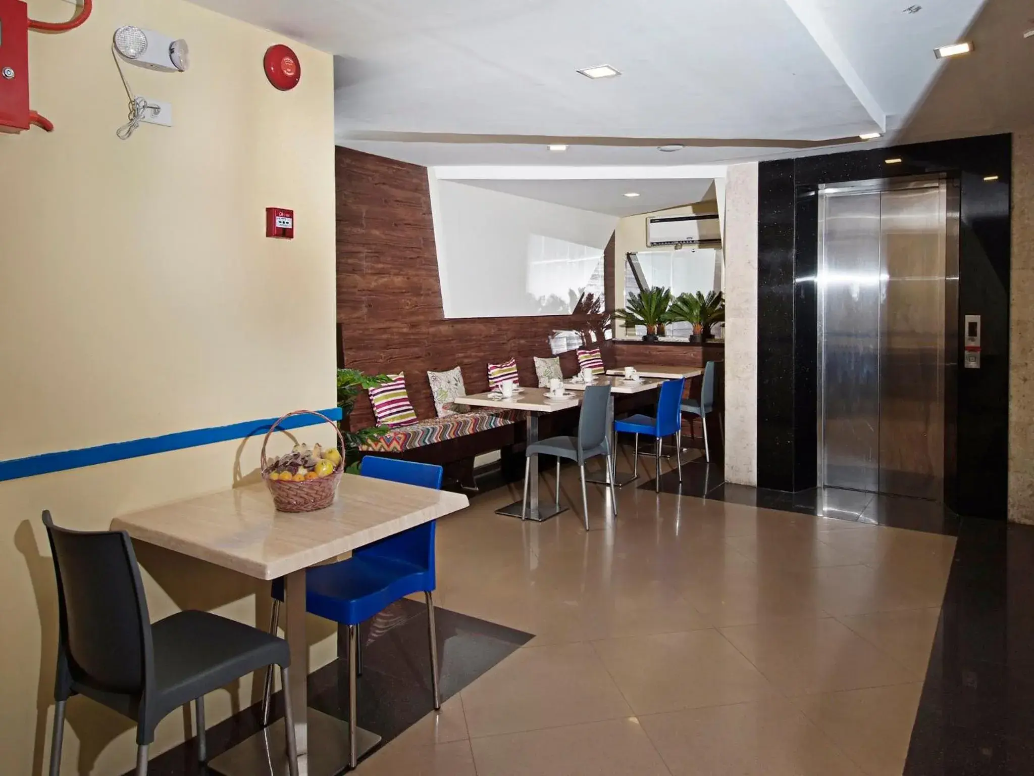 Lounge or bar, Restaurant/Places to Eat in Skyblue Hotel