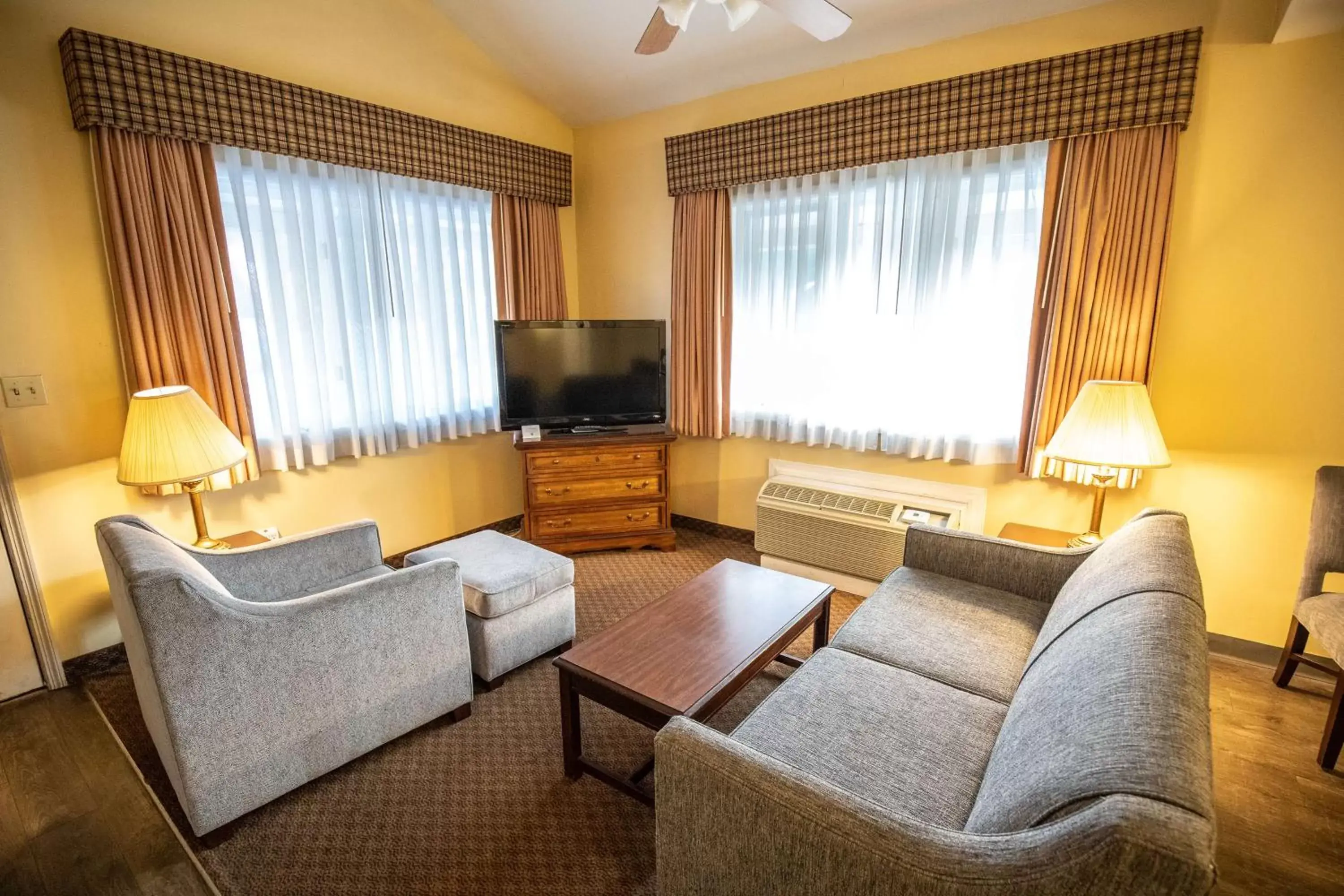 Bedroom, Seating Area in Best Western of Lake George