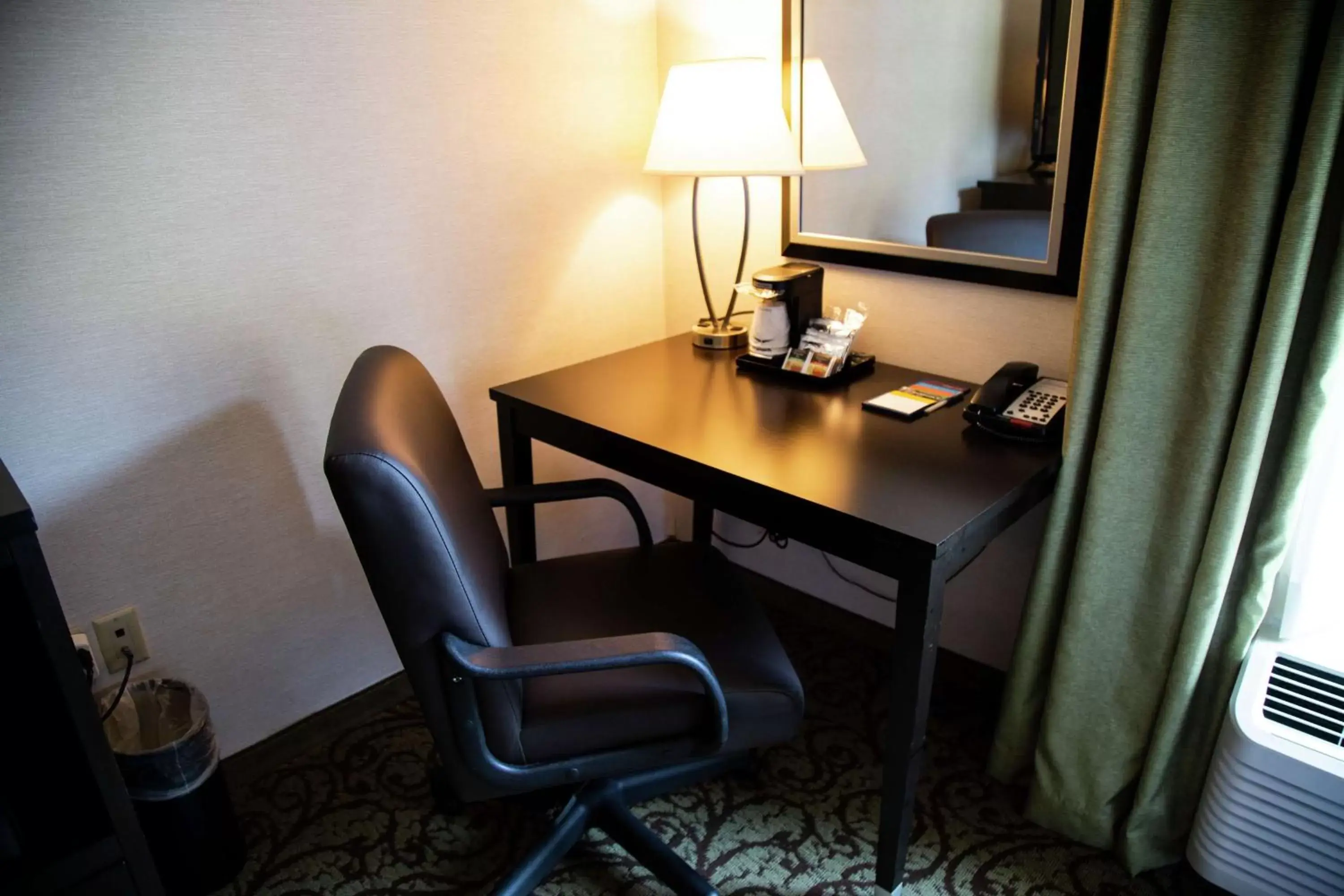 Bedroom, Seating Area in Hampton Inn & Suites Sharon