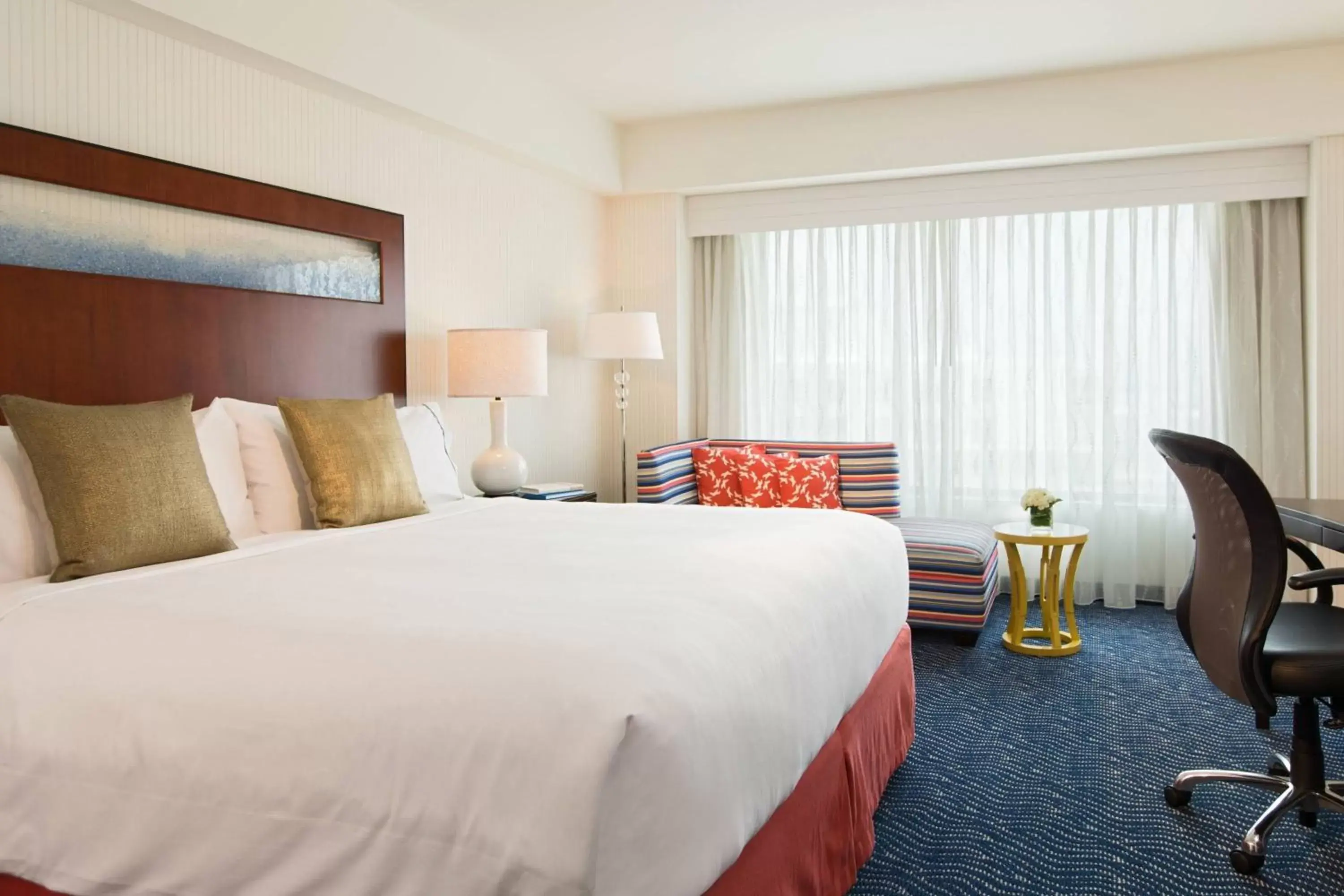 Photo of the whole room, Bed in Renaissance Boston Waterfront Hotel