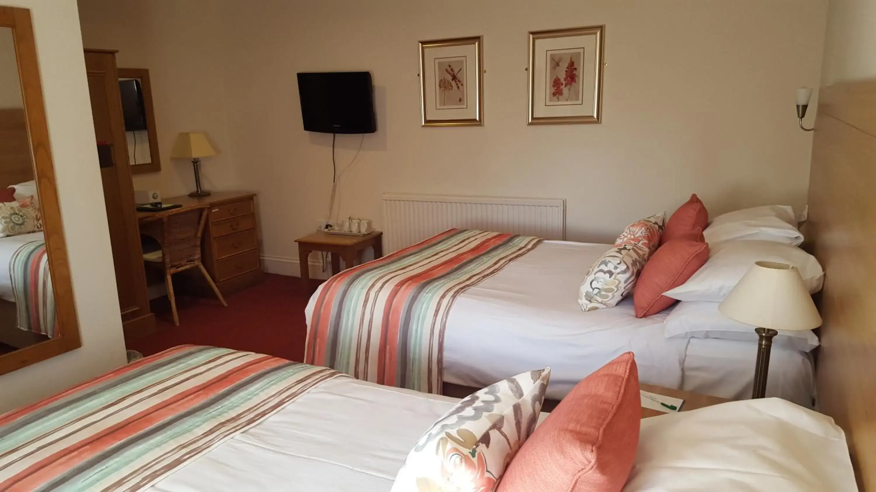 Photo of the whole room, Bed in Apple Tree Hotel