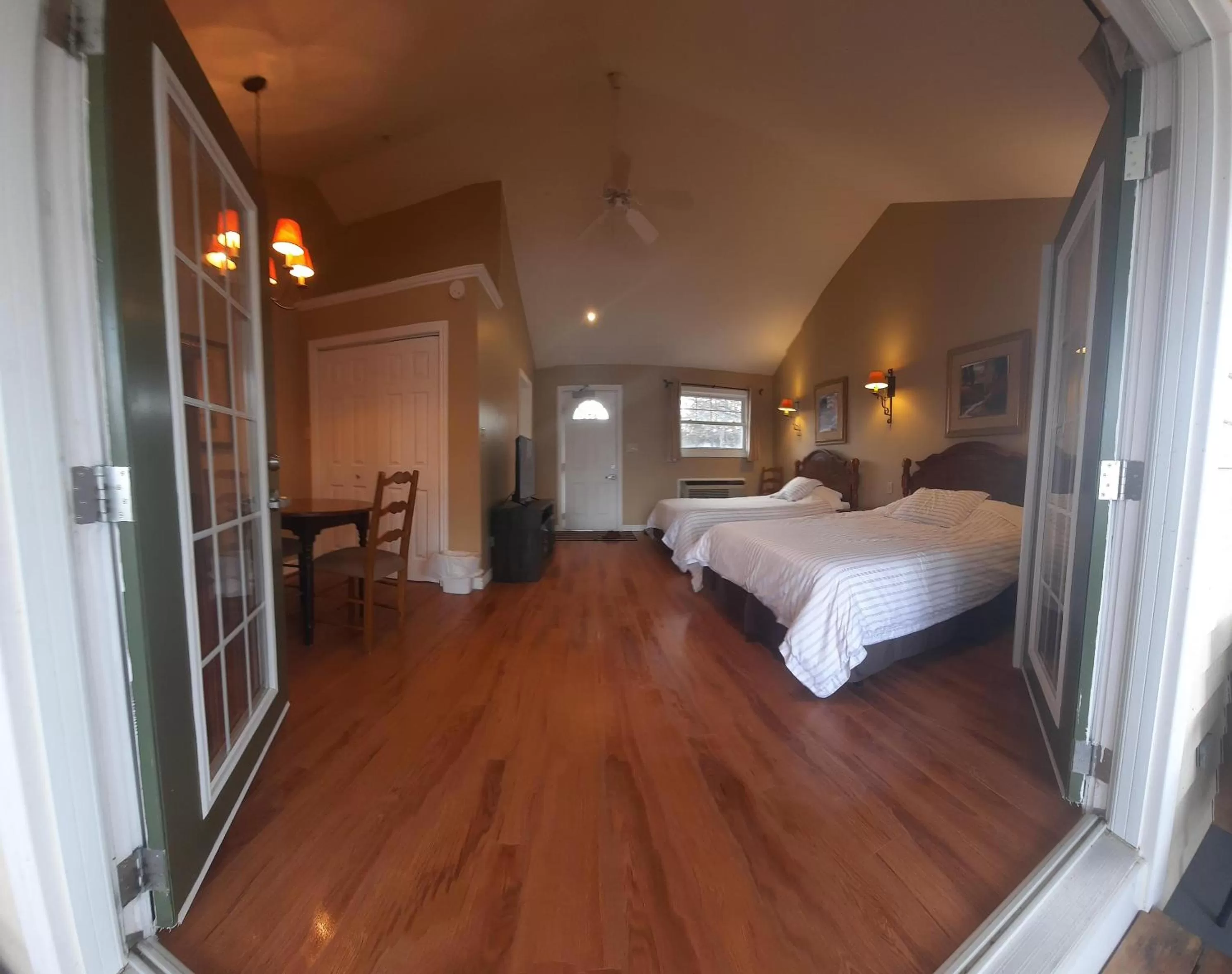 Bedroom, Bed in Burleigh Falls Inn