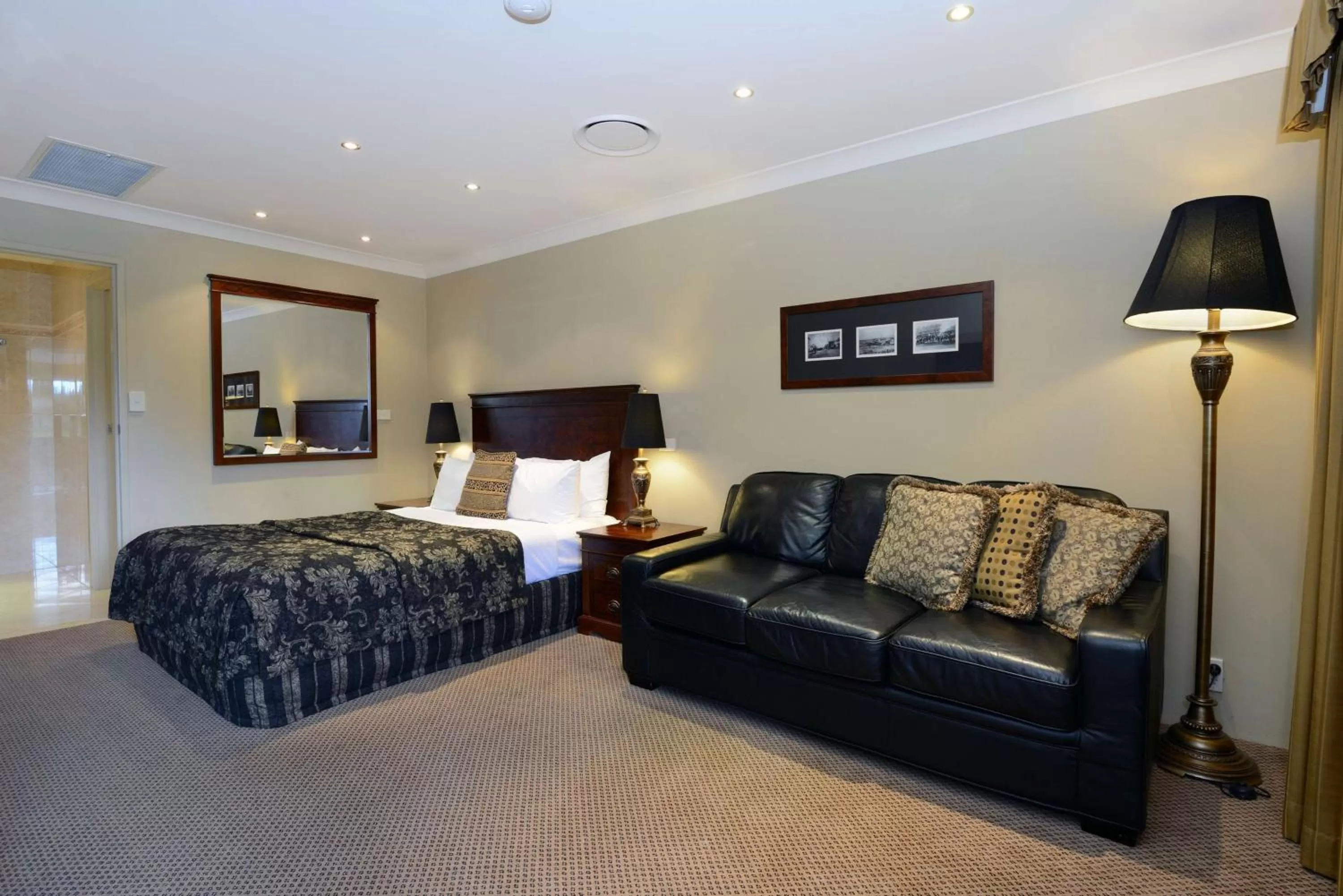 Photo of the whole room, Bed in Rydges Armidale