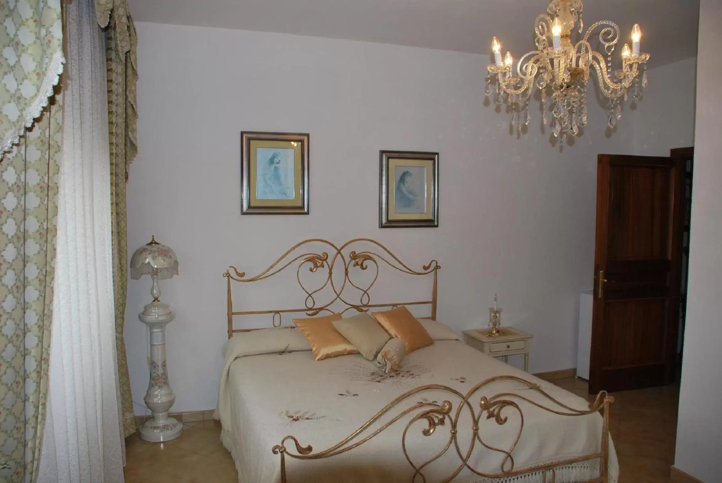 Photo of the whole room, Bed in B&B La Rosa Antica