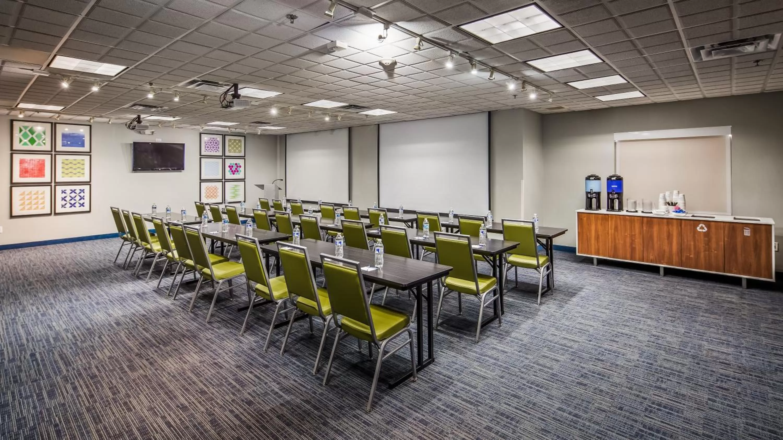 Meeting/conference room in Holiday Inn Express & Suites Detroit - Farmington Hills by IHG