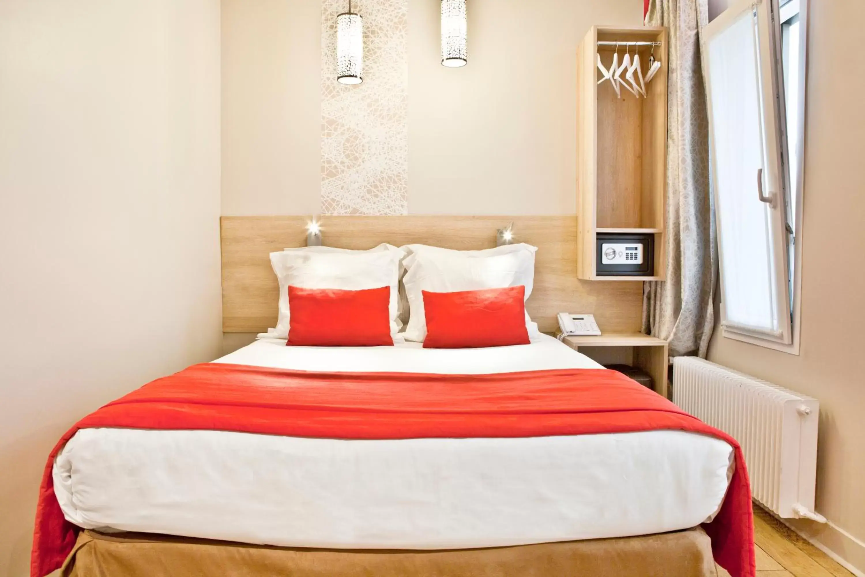 Bed in Hotel Eiffel Segur