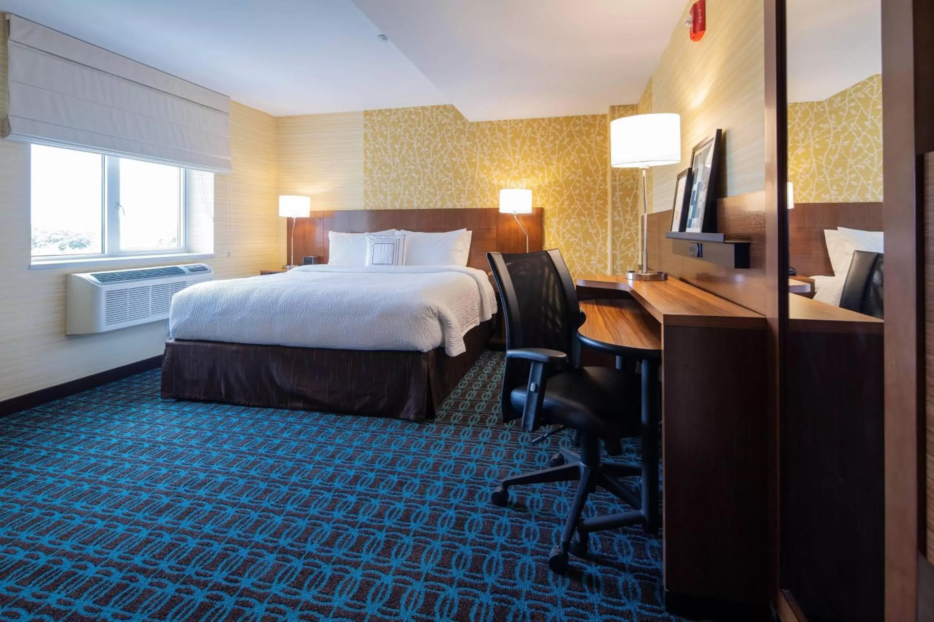 Photo of the whole room, Bed in Fairfield Inn & Suites by Marriott New York Queens/Fresh Meadows