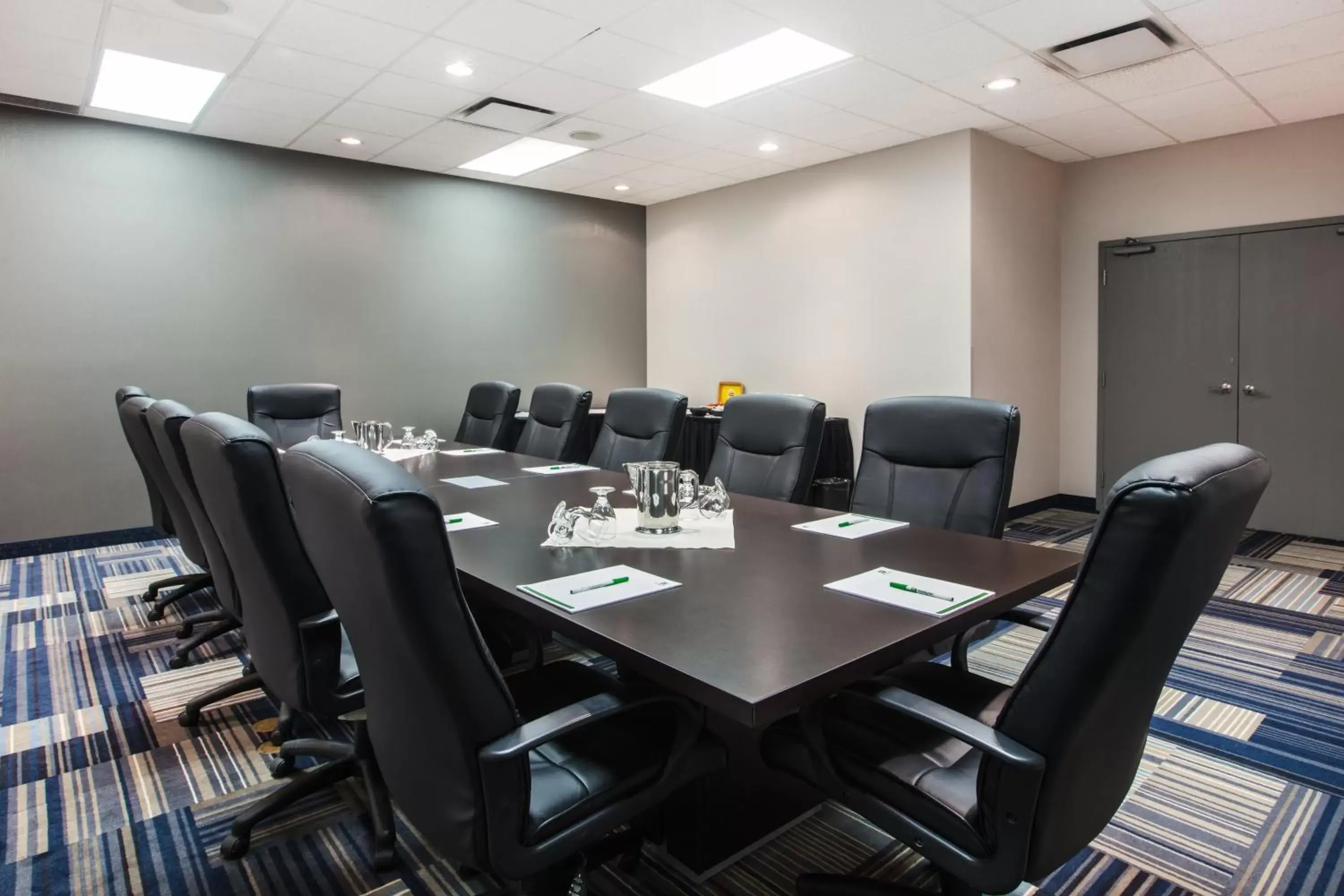 Meeting/conference room in Holiday Inn & Suites Grande Prairie, an IHG Hotel