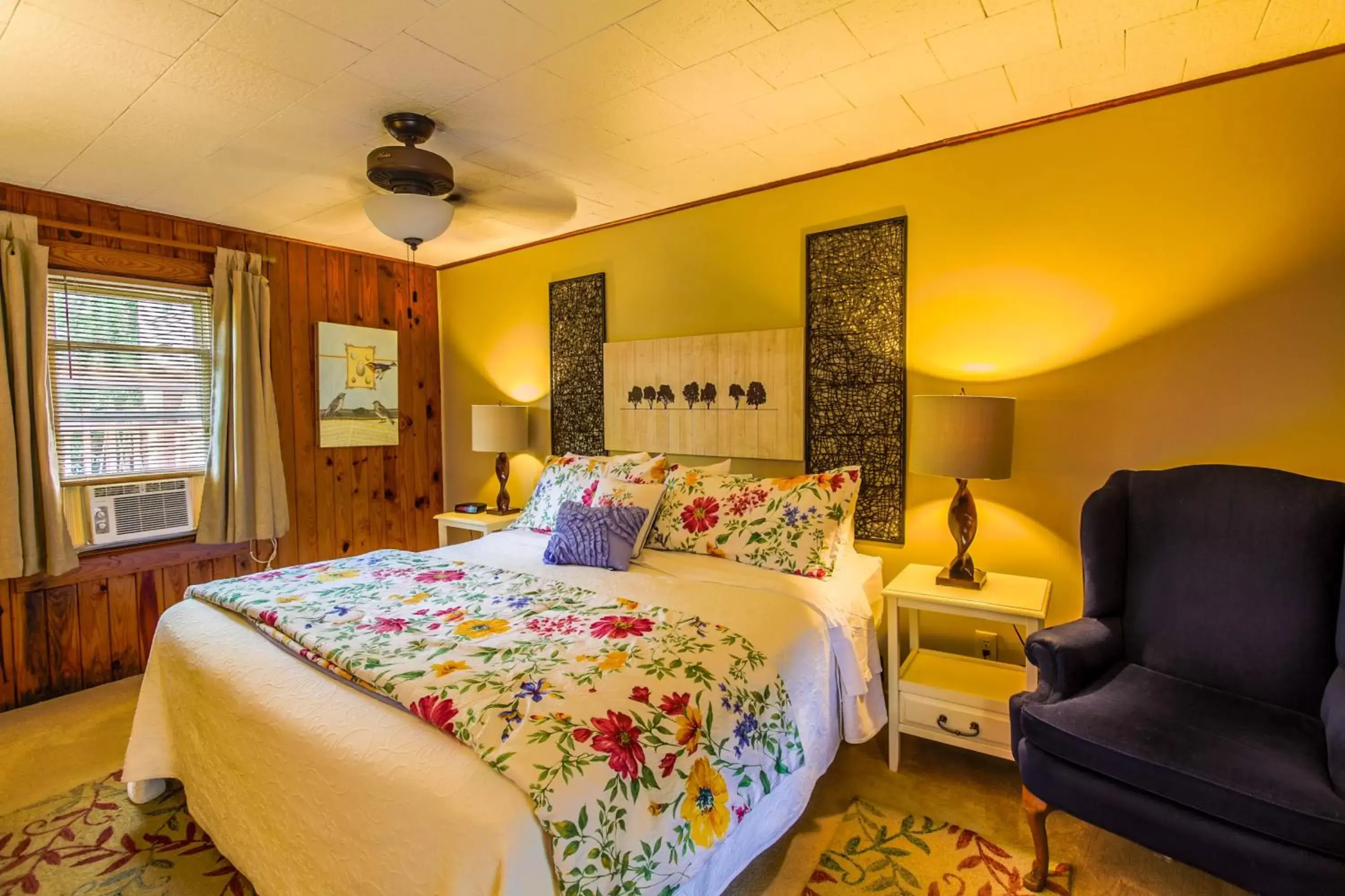 Bed in Mountainaire Inn and Log Cabins