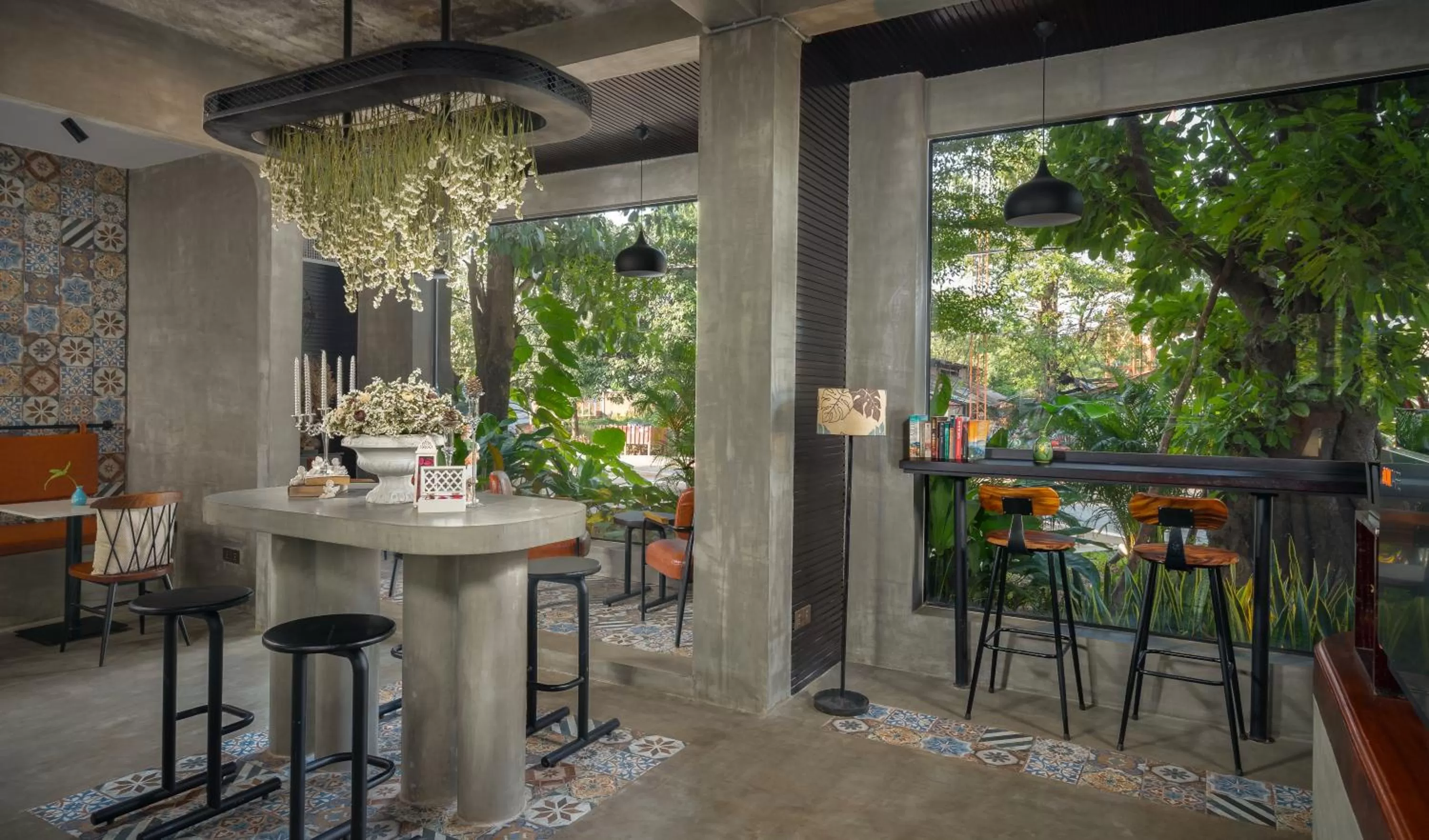 Restaurant/places to eat in Eightfold Urban Resort