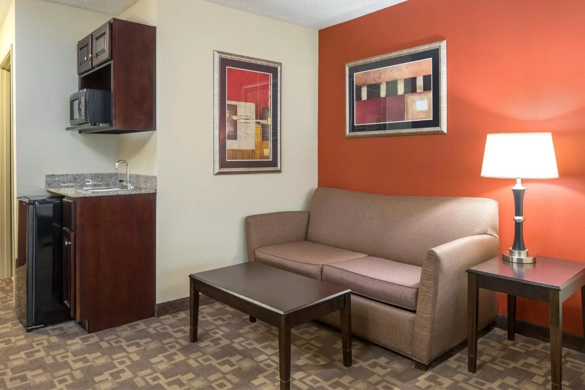 Photo of the whole room, Seating Area in Holiday Inn Express & Suites Lexington Downtown Area-Keeneland, an IHG Hotel