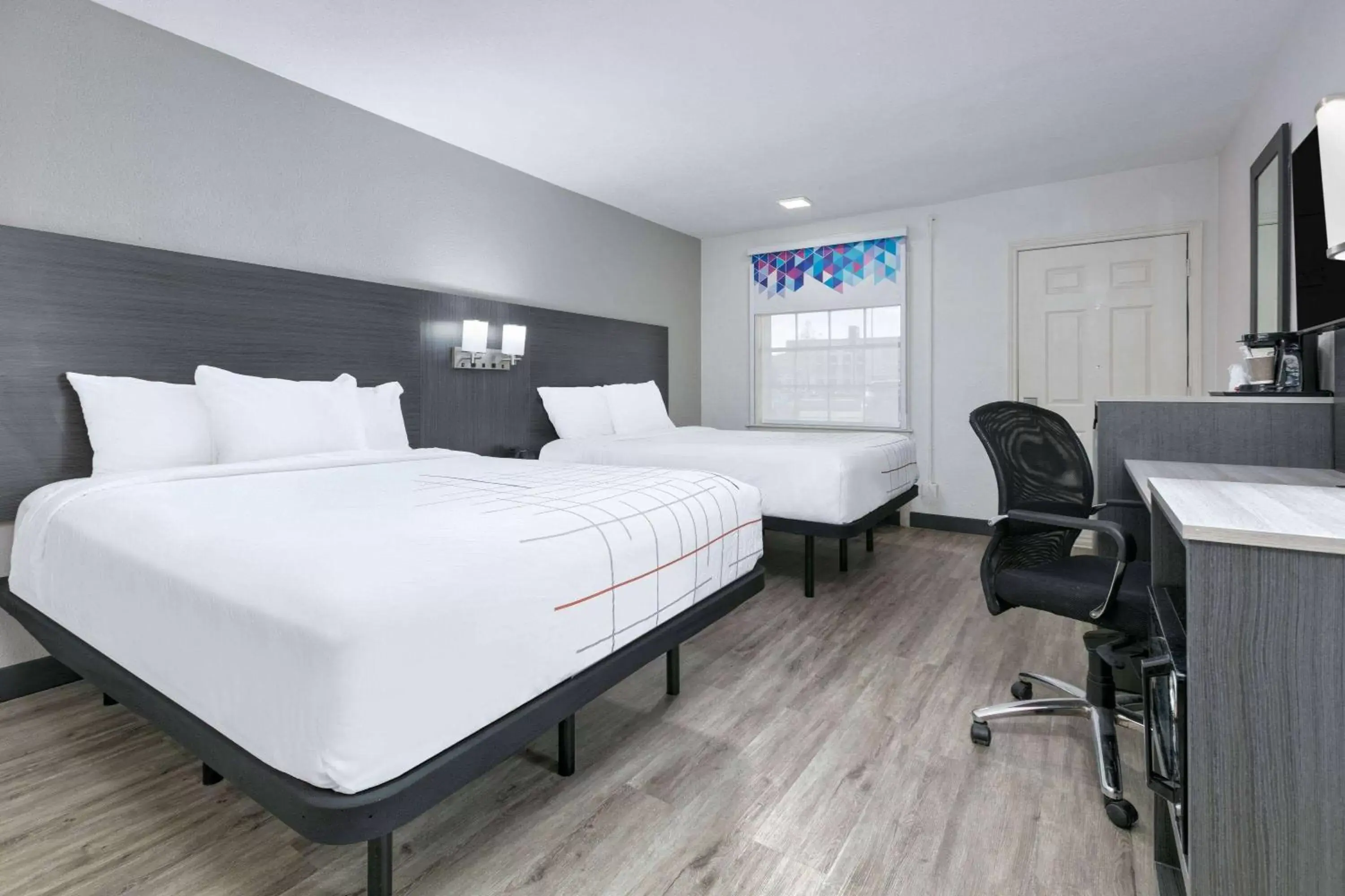 Photo of the whole room, Bed in La Quinta Inn by Wyndham Dallas Uptown