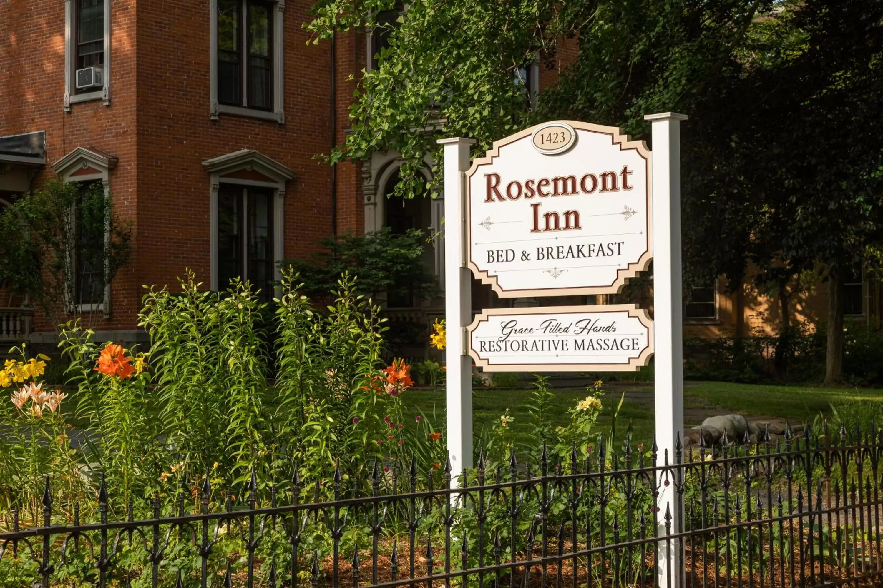 Logo/Certificate/Sign in Rosemont Inn
