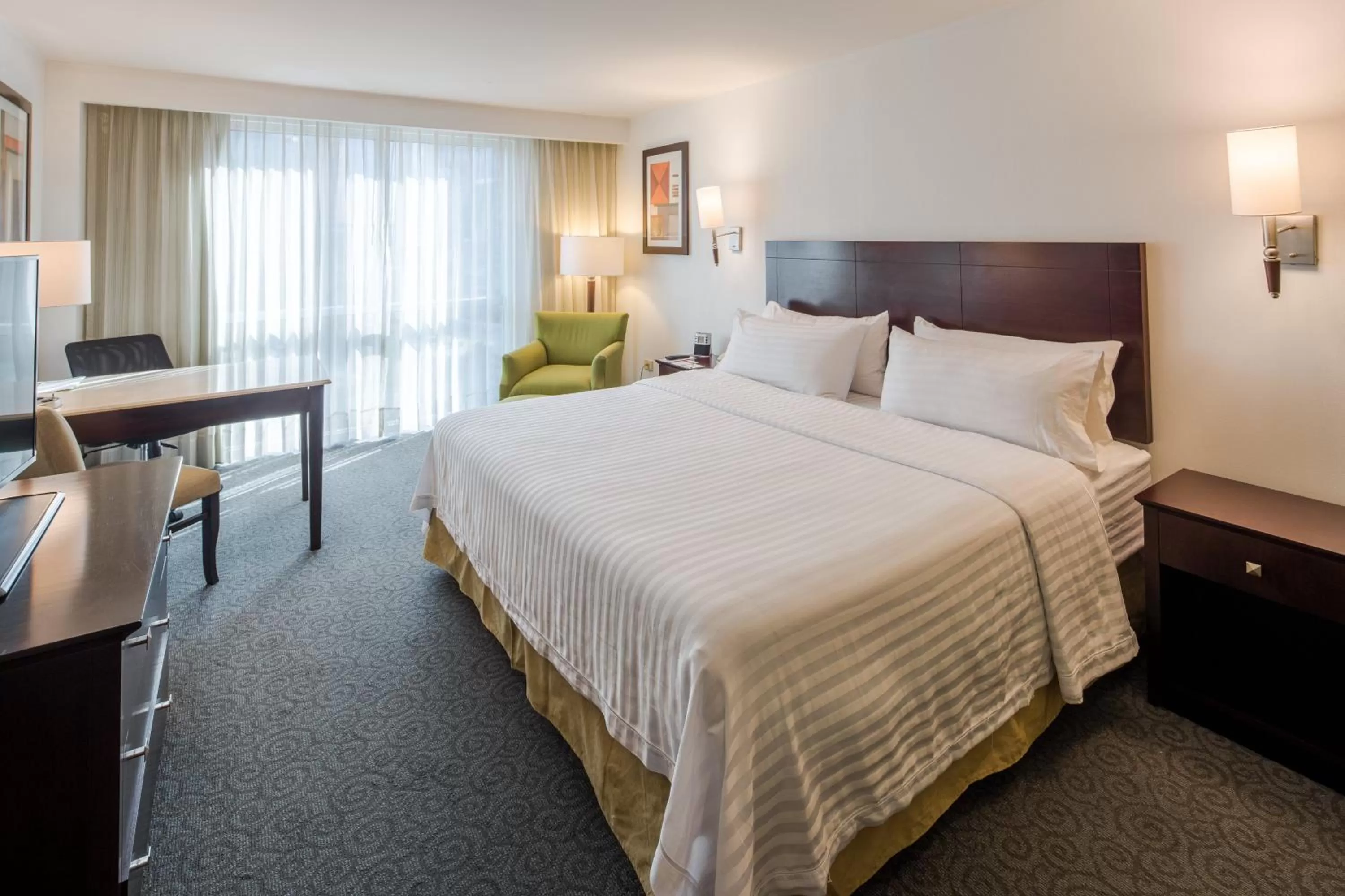 Photo of the whole room, Bed in Holiday Inn Monterrey Valle by IHG