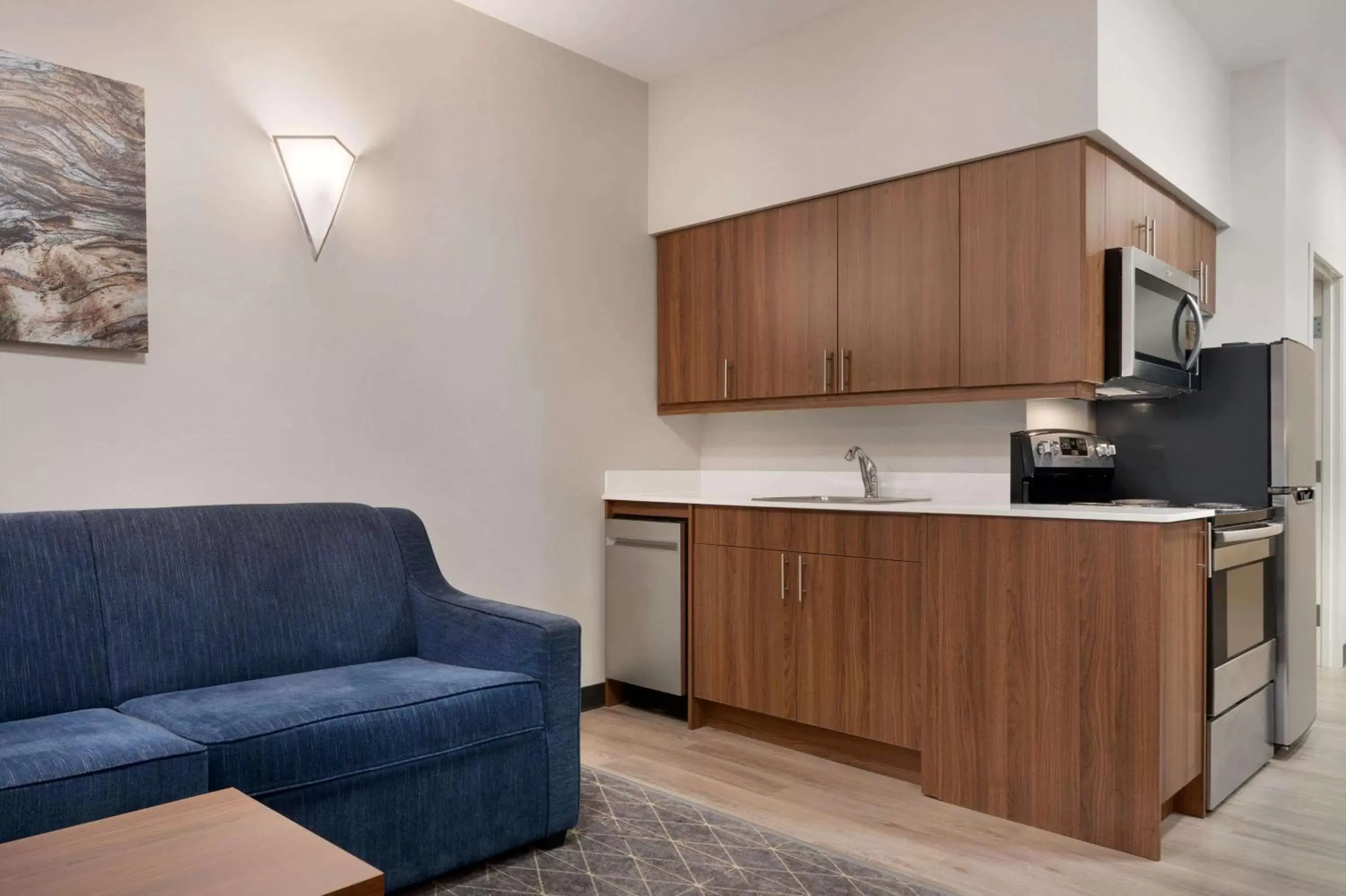 Photo of the whole room, Kitchen/Kitchenette in Microtel Inn & Suites by Wyndham Kelowna