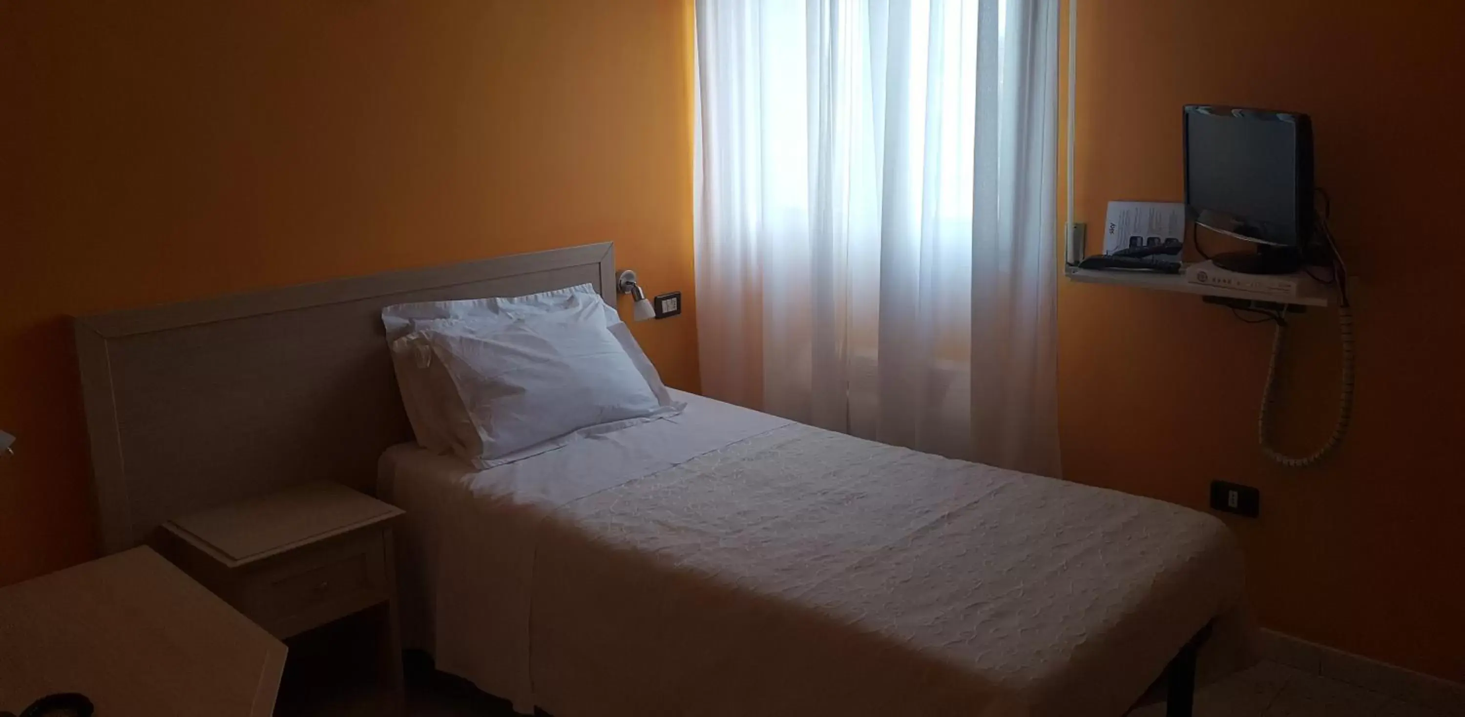 Bedroom, Bed in Hotel Trasimeno Bittarelli