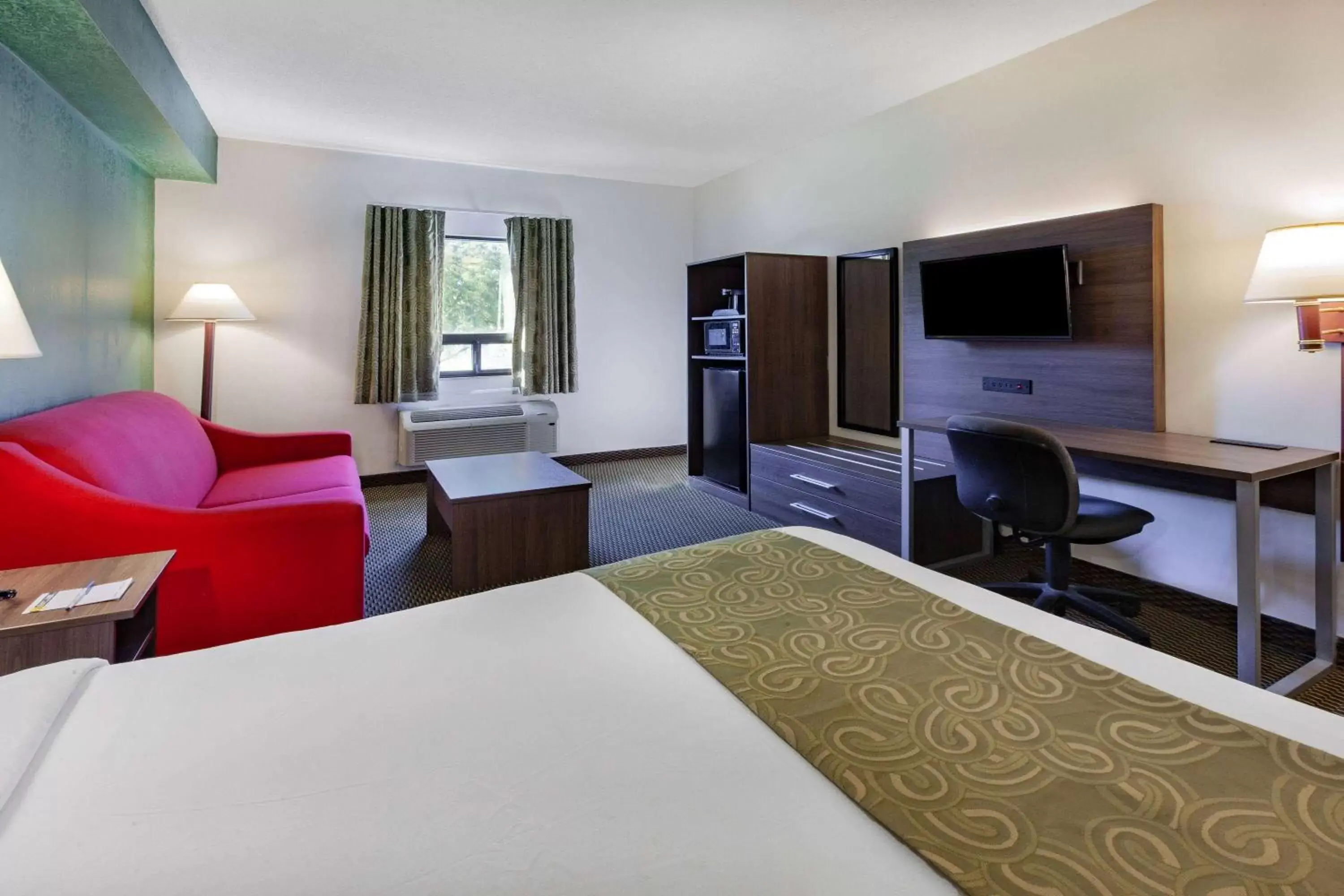 Photo of the whole room, TV/Entertainment Center in Super 8 by Wyndham Ambassador Bridge Windsor ON