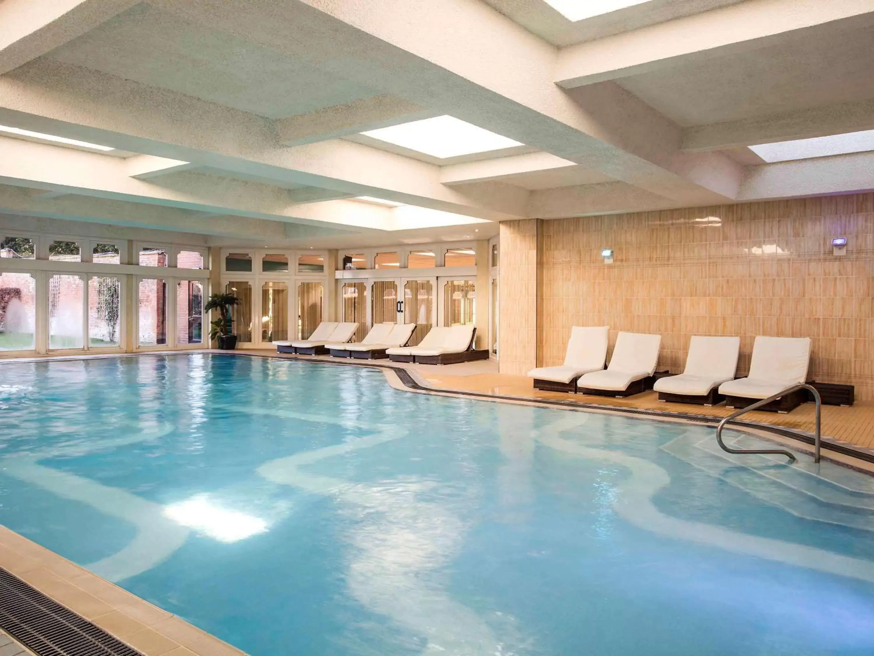 Property building, Swimming Pool in Mercure Warwickshire Walton Hall Hotel & Spa