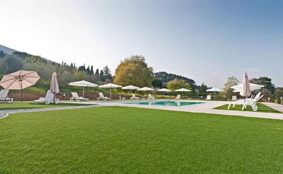 Garden, Swimming Pool in Hotel Villa Cheli