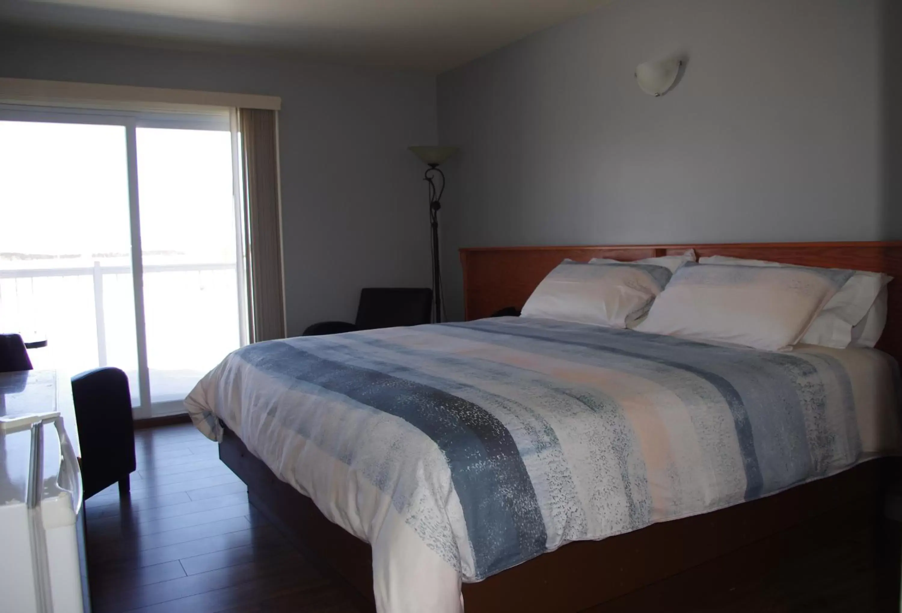 Photo of the whole room, Bed in Motel des Mariniers