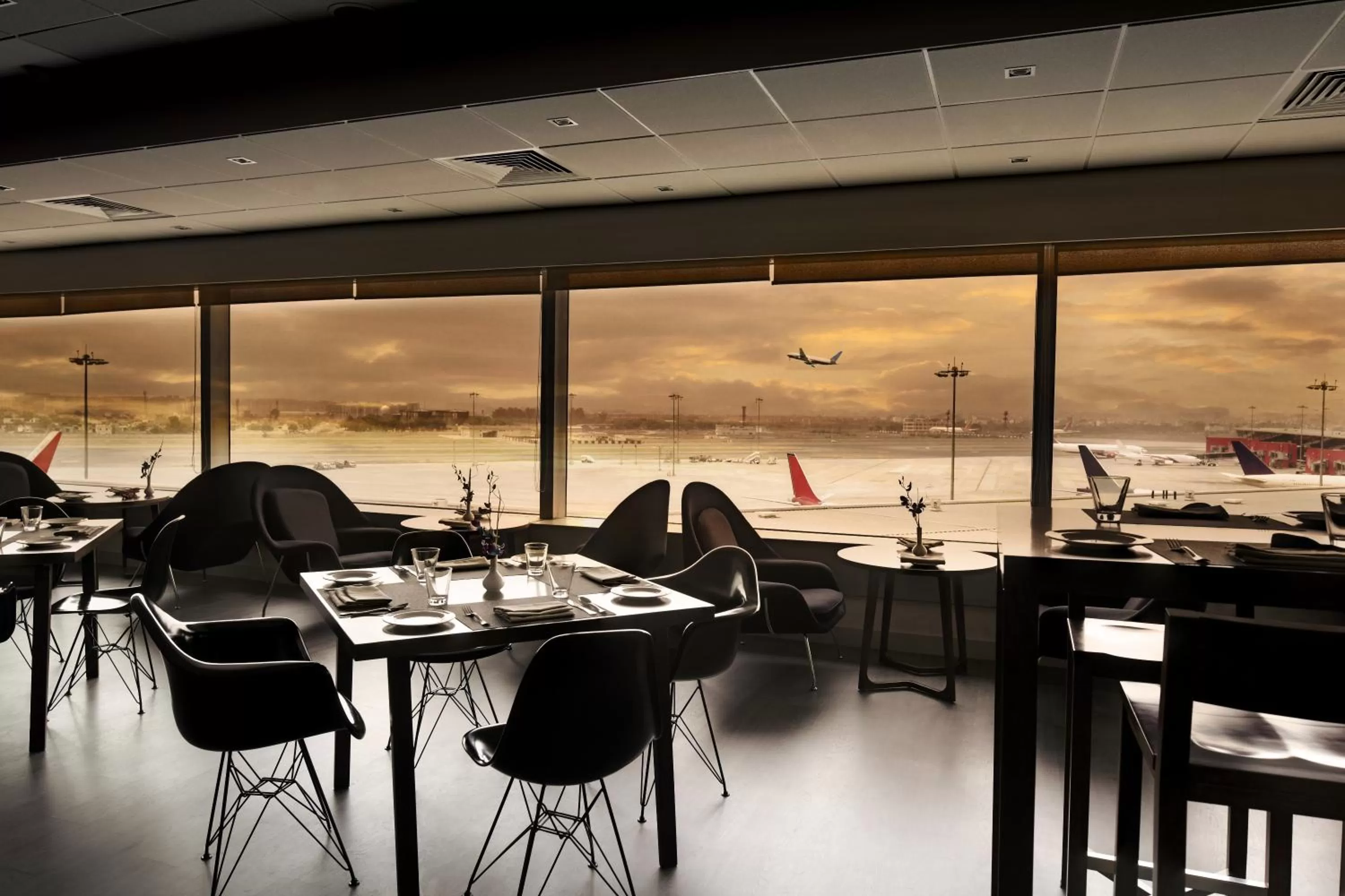 Restaurant/places to eat in Holiday Inn Express New Delhi International Airport T3 by IHG