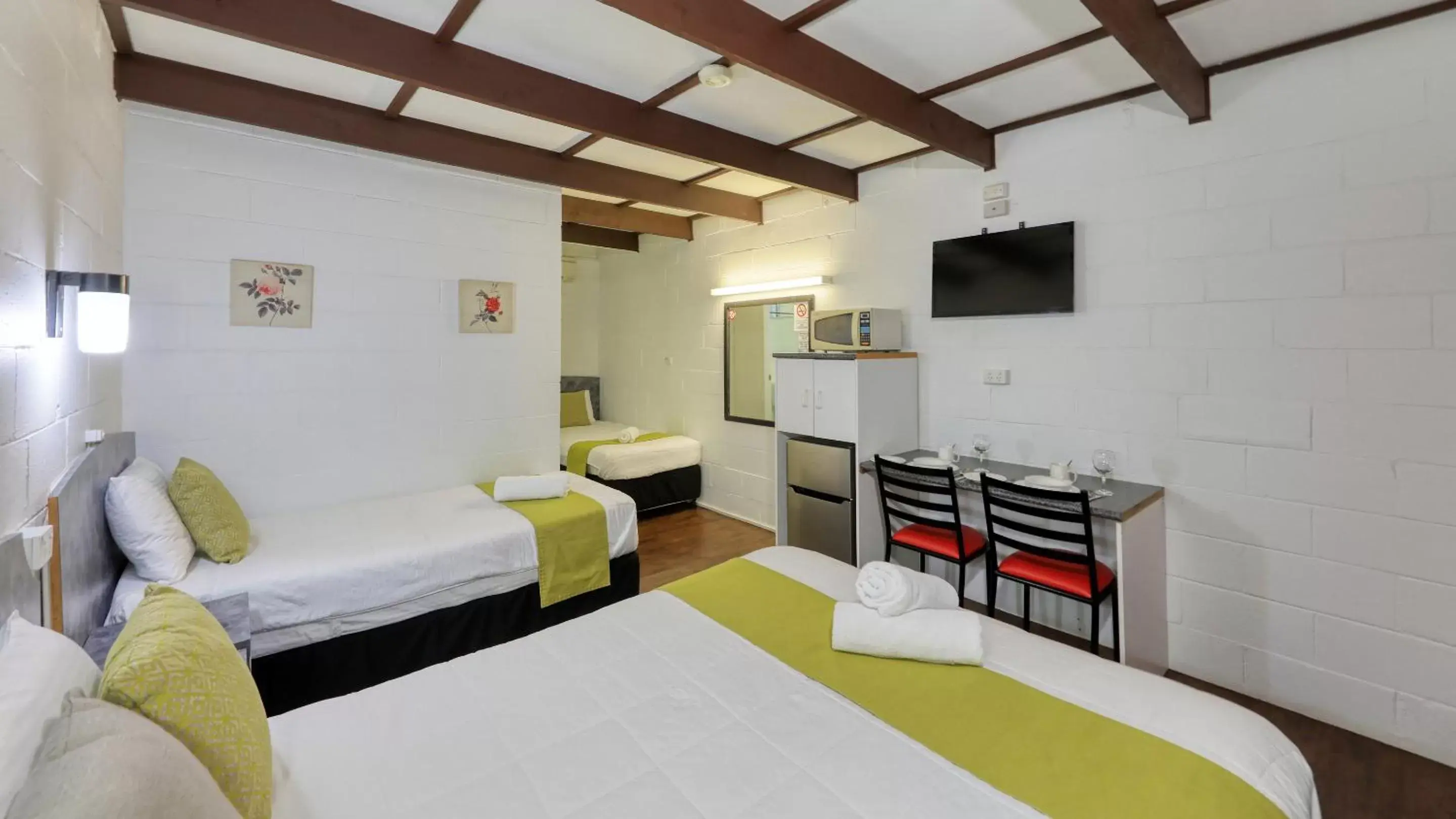 TV and multimedia, Bed in Azalea Motel