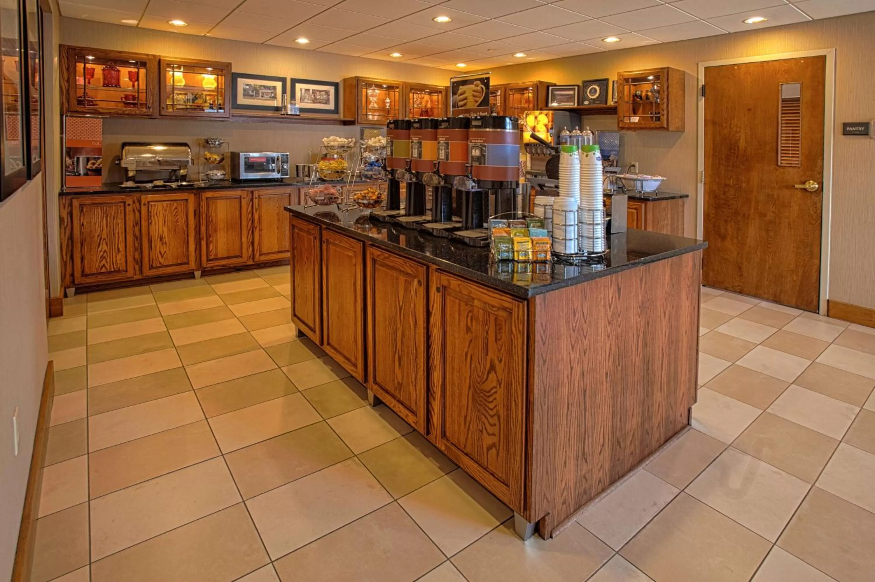 Dining area in Hampton Inn Wheeling